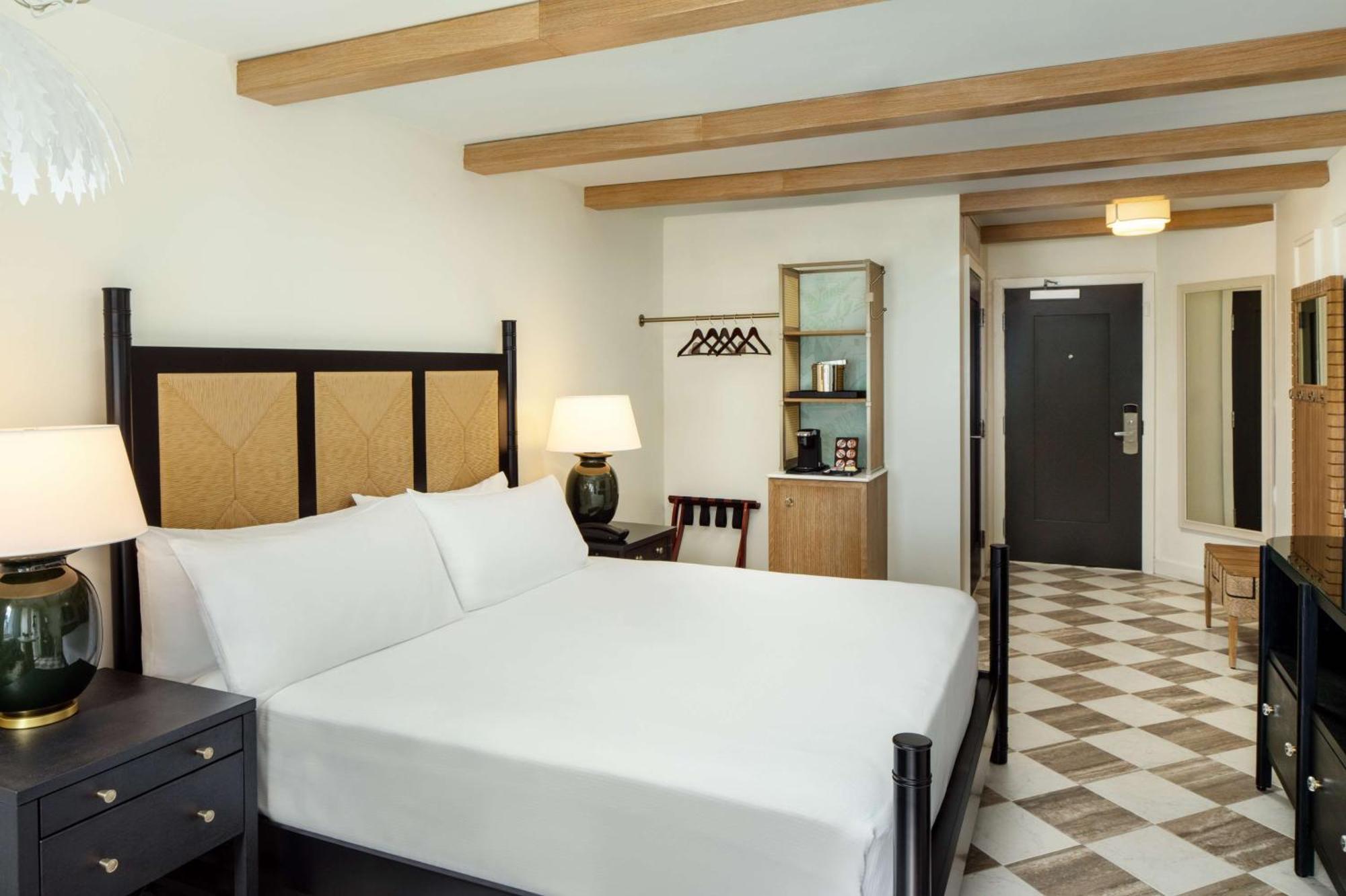 Queen Room with Two Queen Beds - Beachfront Walkout
