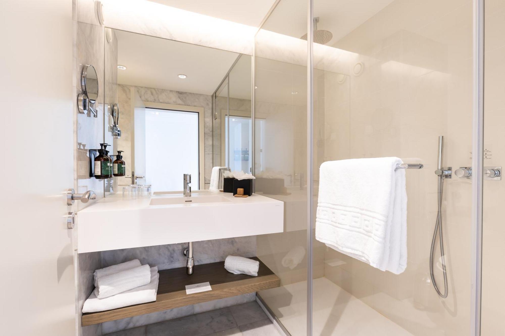 Premium Kamer met Kingsize Bed en Balkon - Uitzicht op Zee