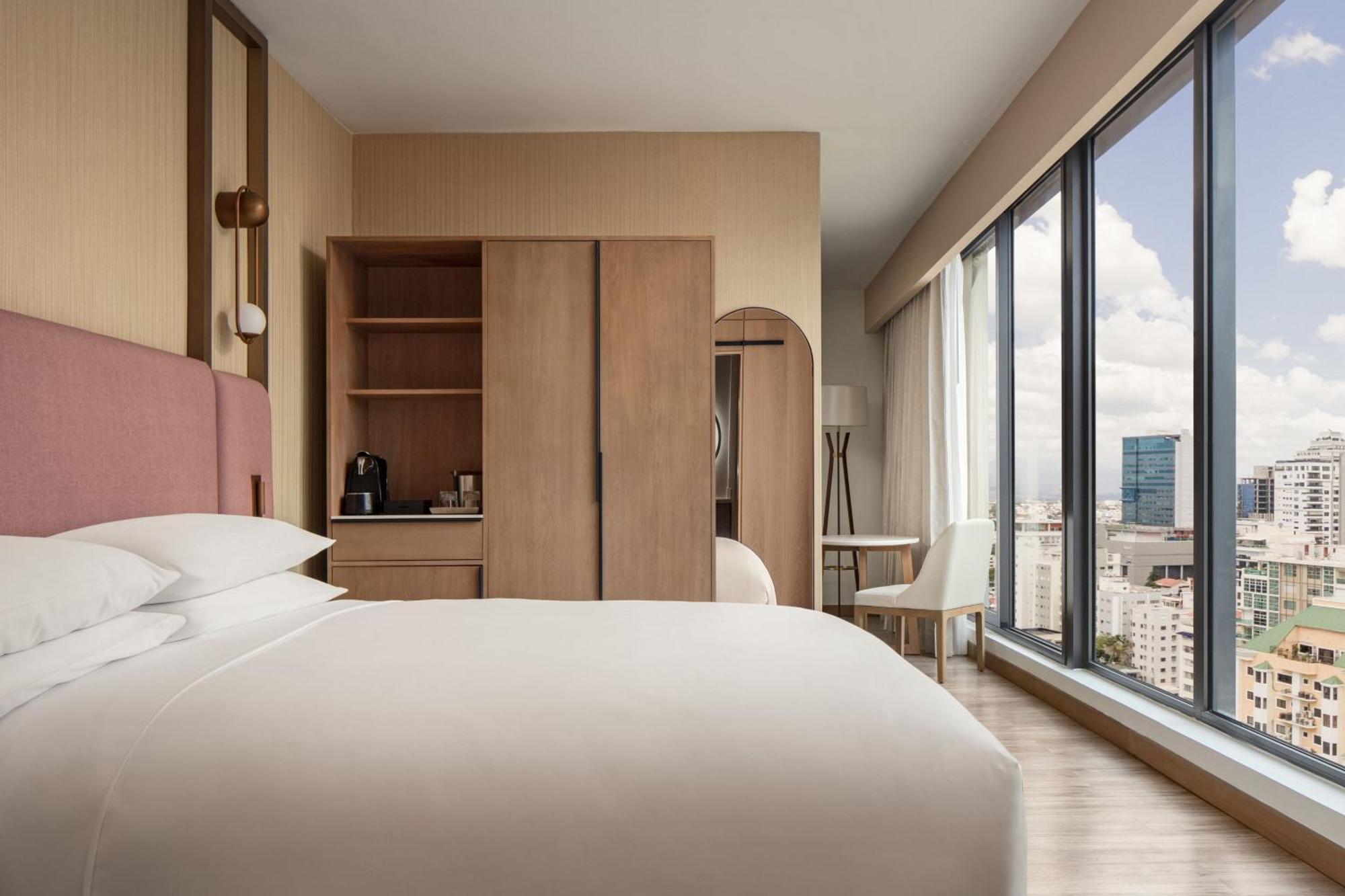 One-Bedroom King Suite with View - Club Lounge Access