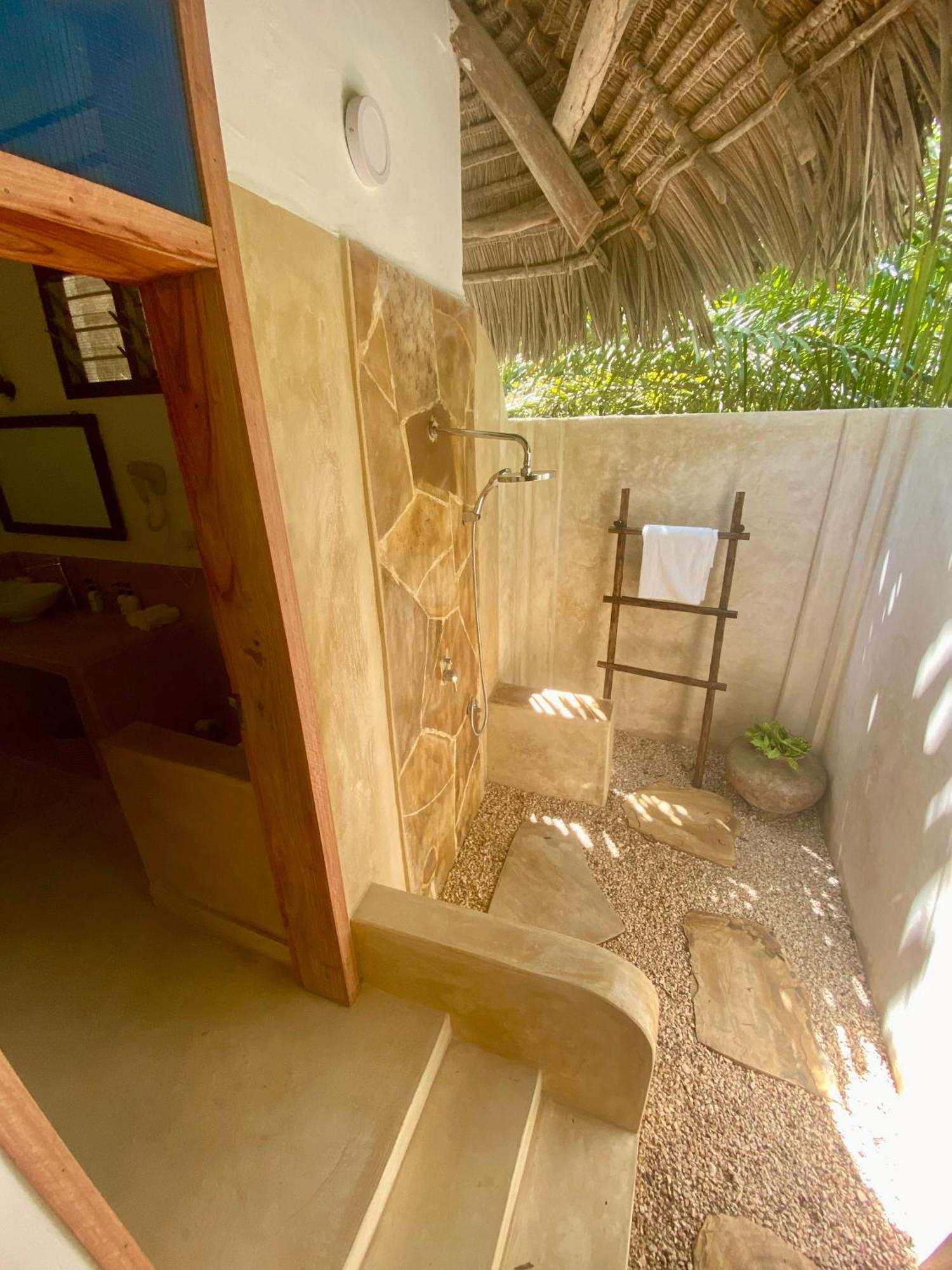 Family Room Tropical shower Balcony,1608797008:JPEG