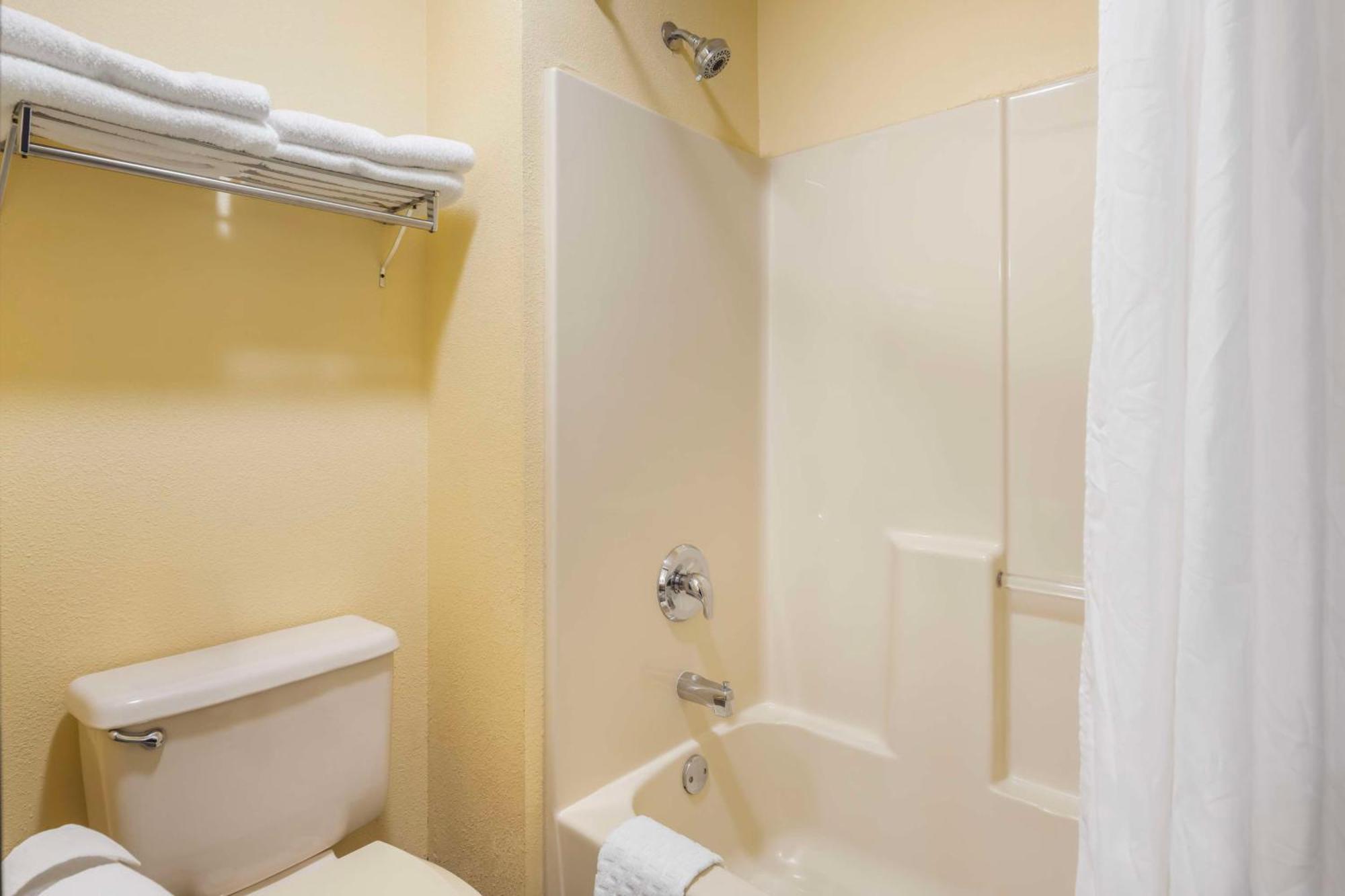 Queen Room with Two Queen Beds - Non-Smoking,1609331754:JPEG