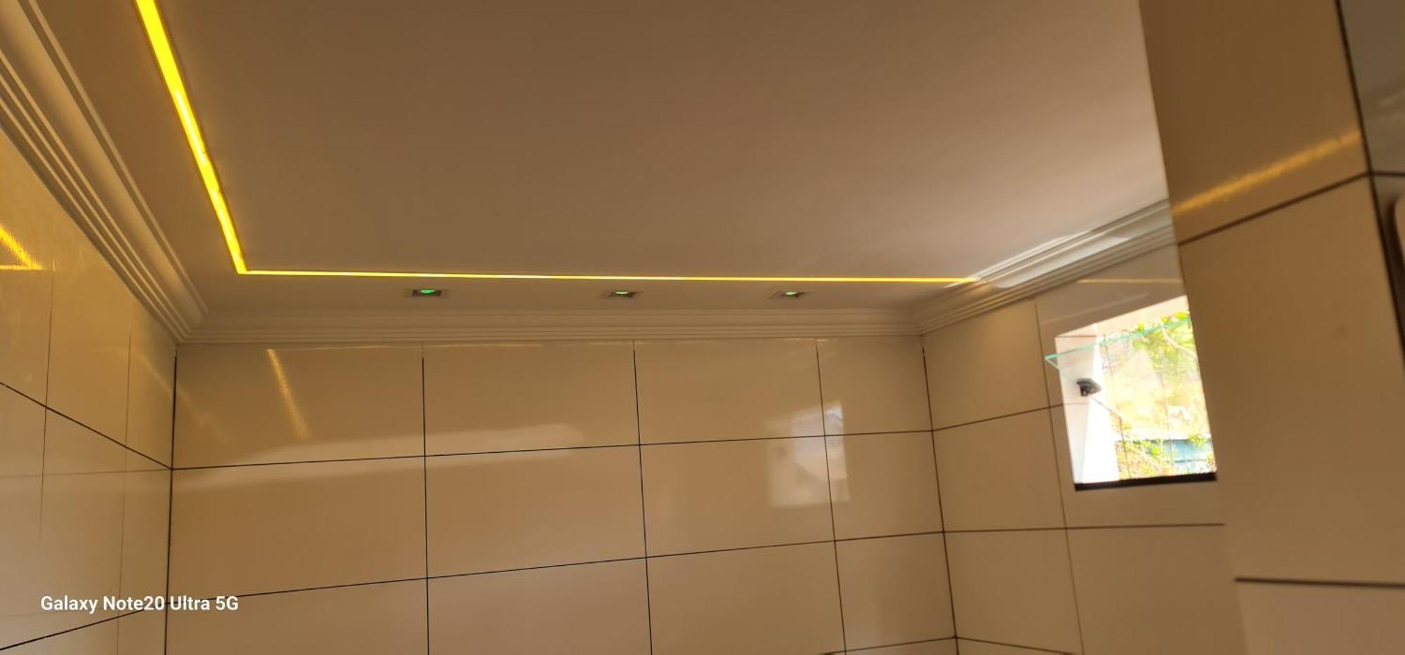 Suíte com Cama King-size e Banheira de Hidromassagem