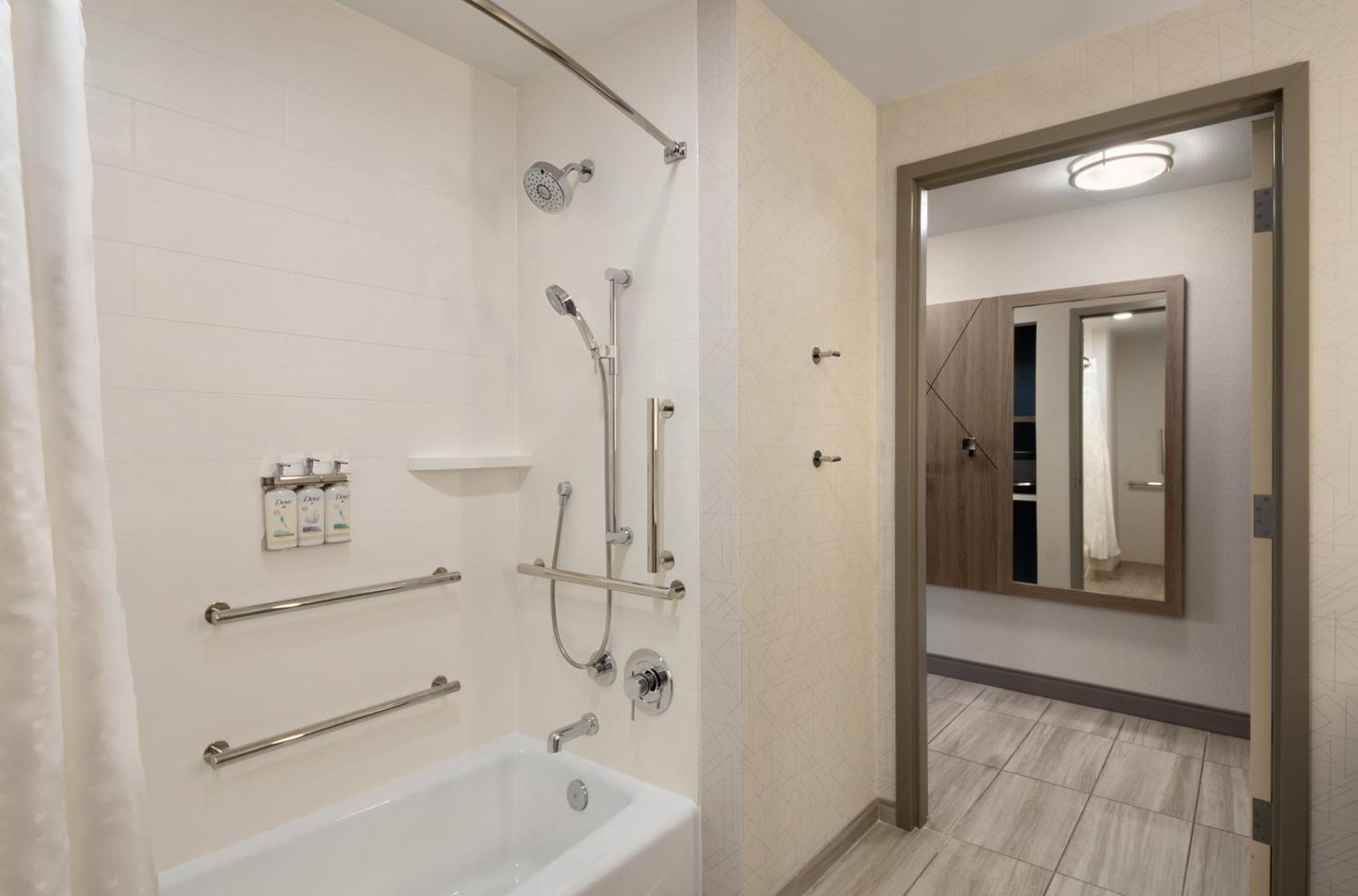 One-Bedroom Suite King Bed Mobility Access Tub Non-Smoking,1614790704:JPEG