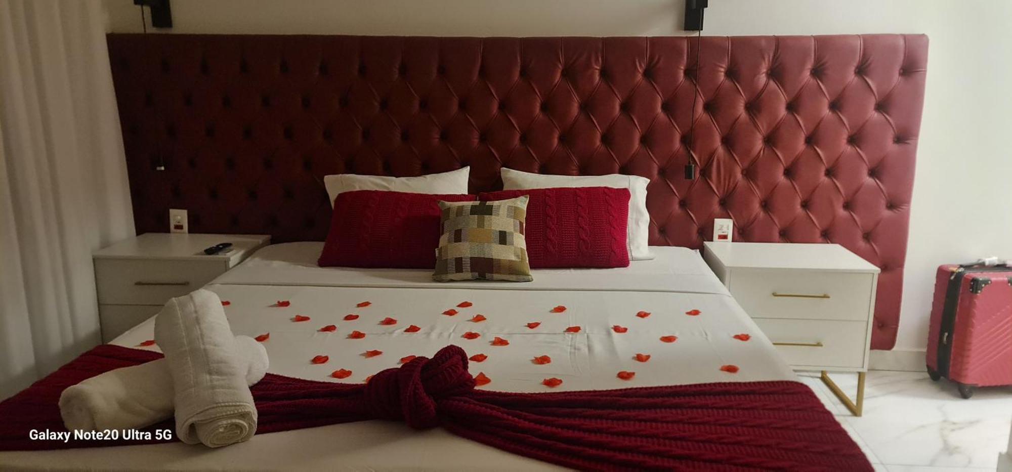 Suíte com Cama King-size e Banheira de Hidromassagem