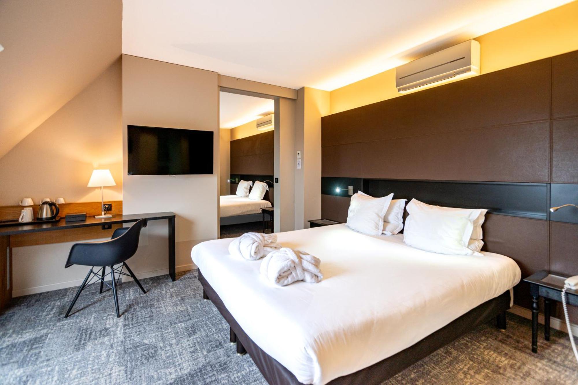 Family Room One Queen Bed Two Single Beds Non-Smoking