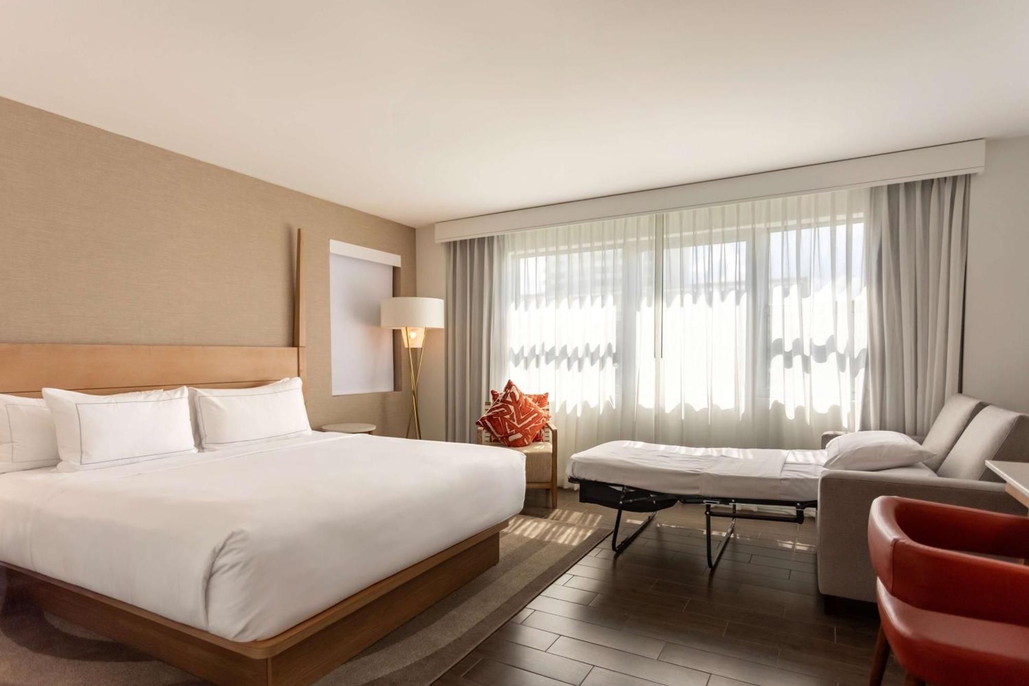 Corner King Room City View