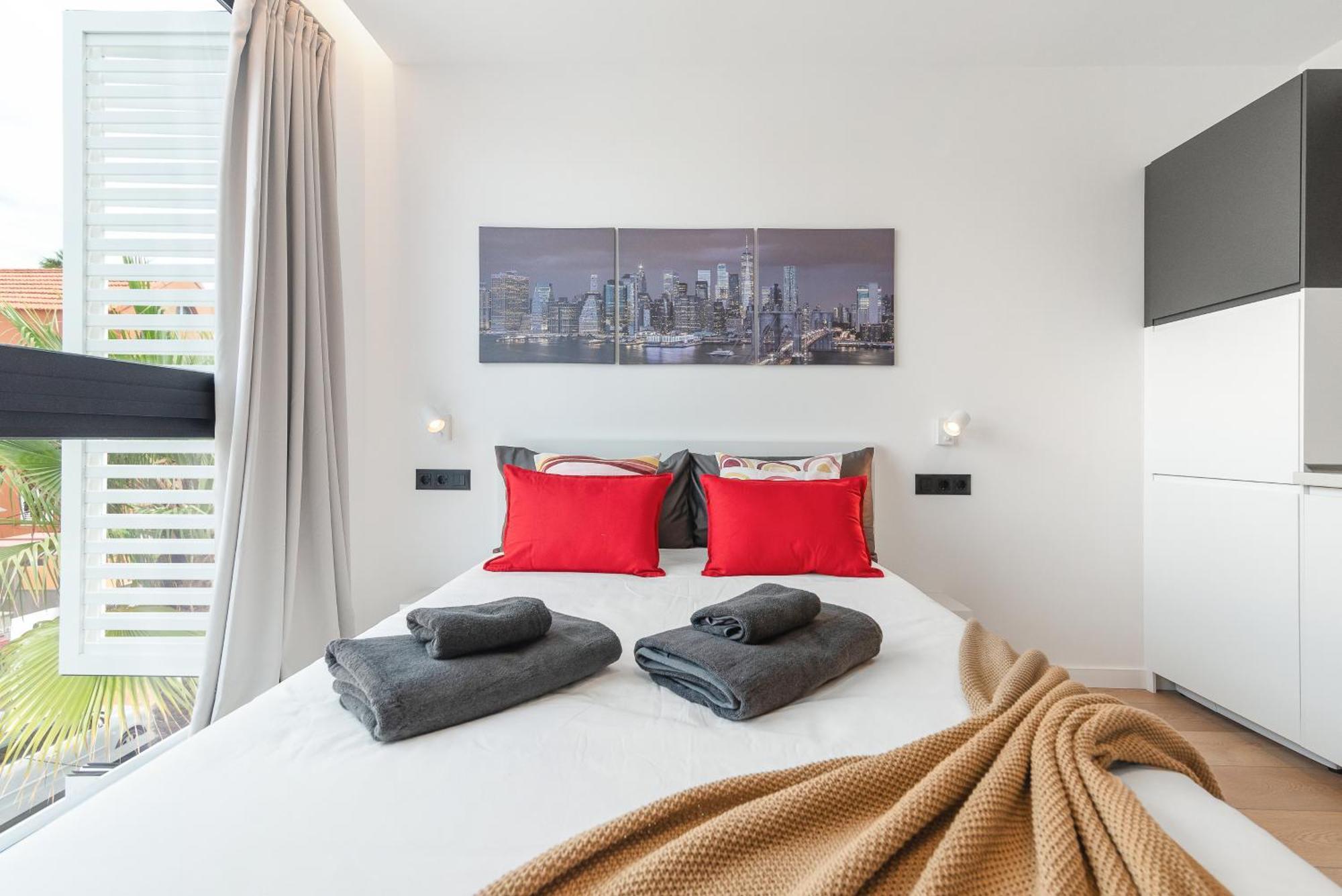 Habitación con cama extragrande.