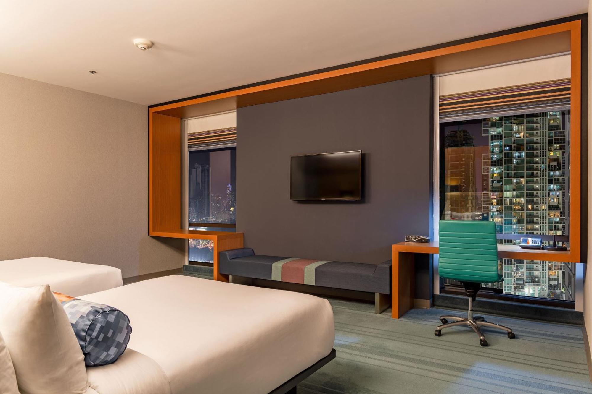 Quarto ALOFT com 2 Camas Queen-size e Vista da Cidade