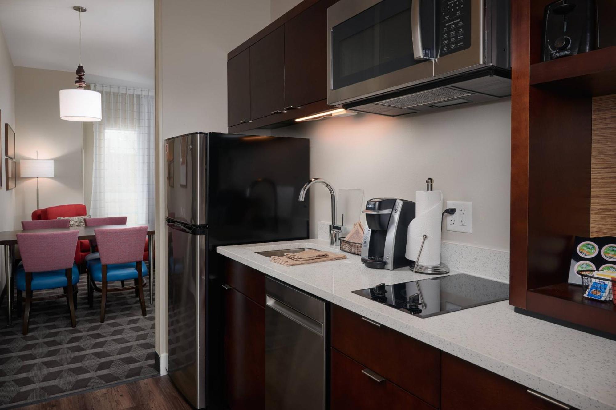Deluxe Queen Suite