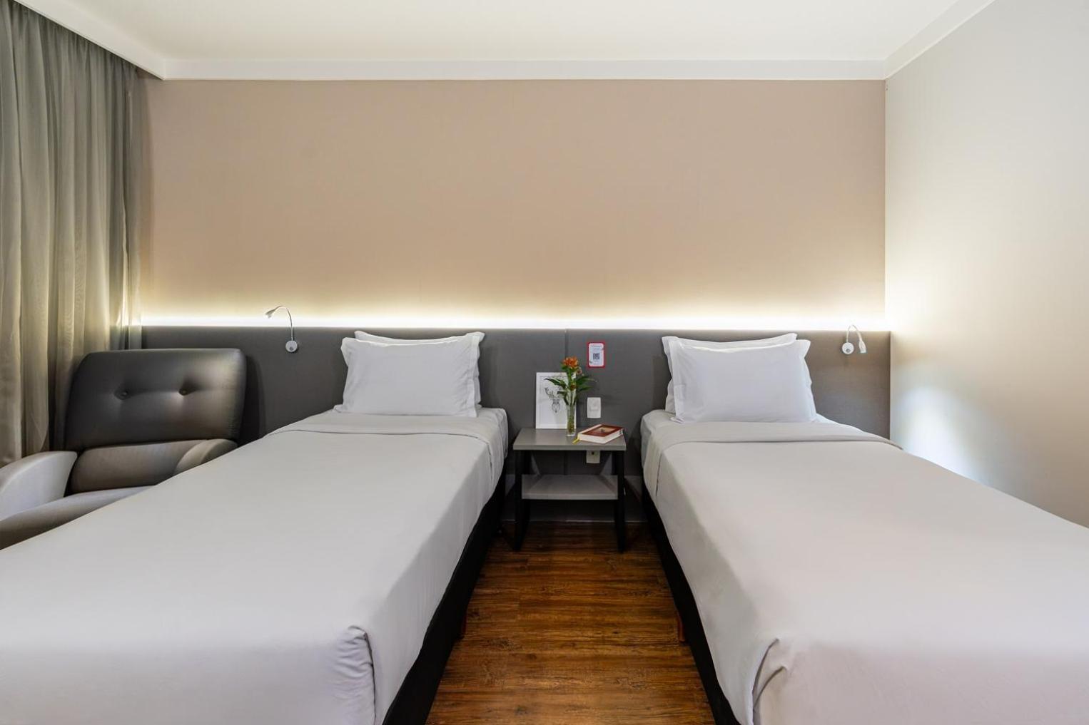 Deluxe Twin 2 Single Beds