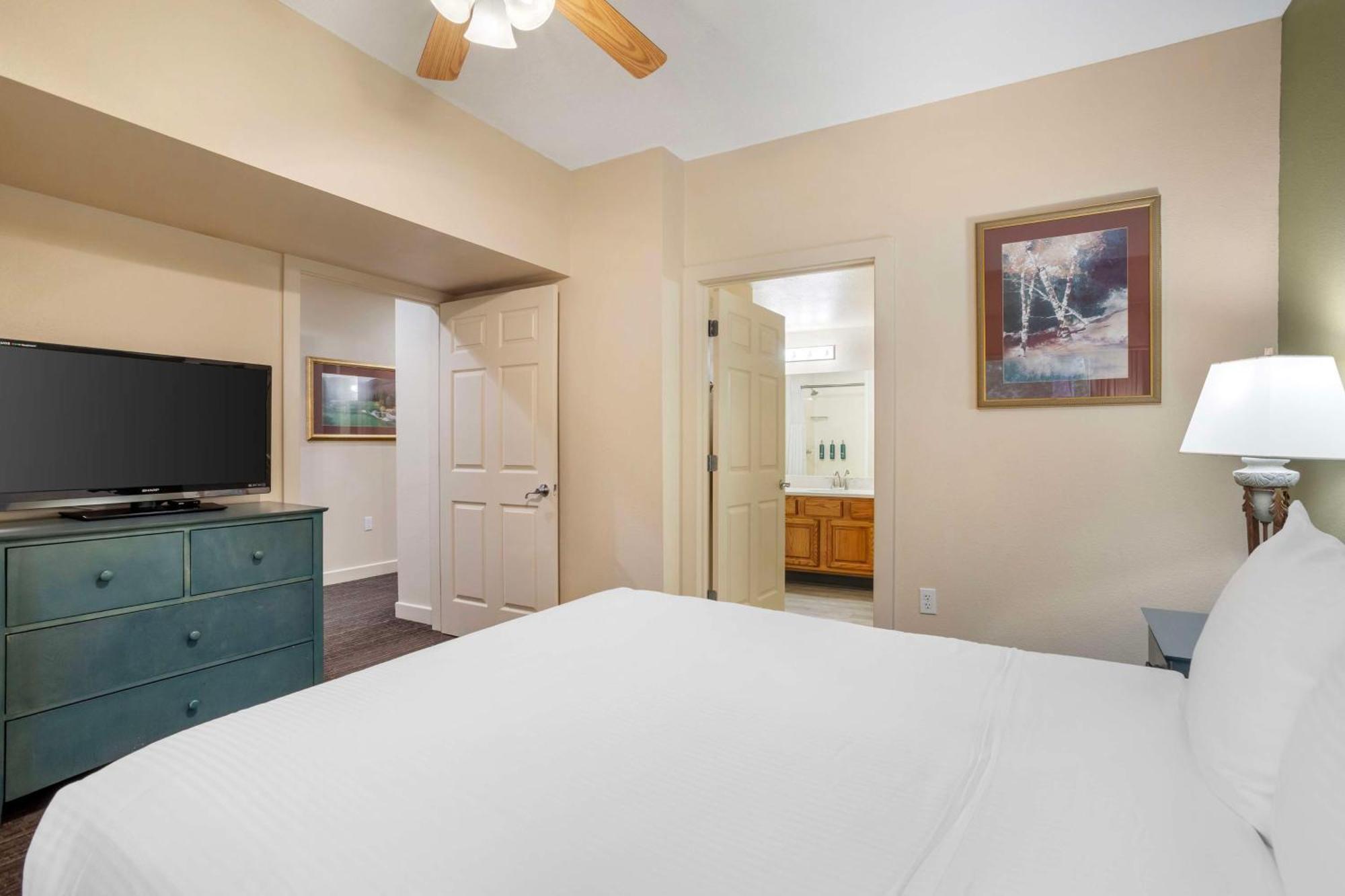 1 BEDROOM GOLF VIEW QUEEN SUITE SOFABED,1641731469:JPEG