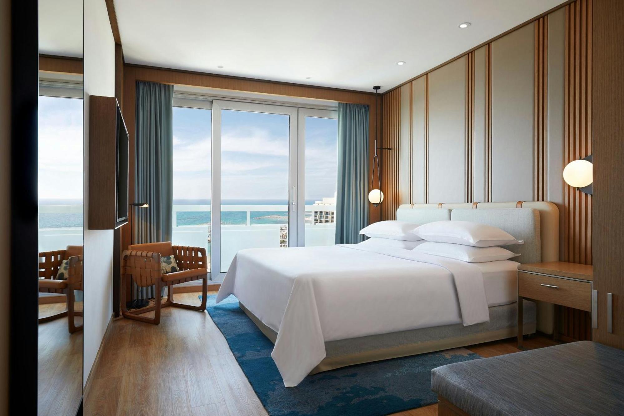 Marina Suite One-Bedroom King Suite Sea View Floor 4-20