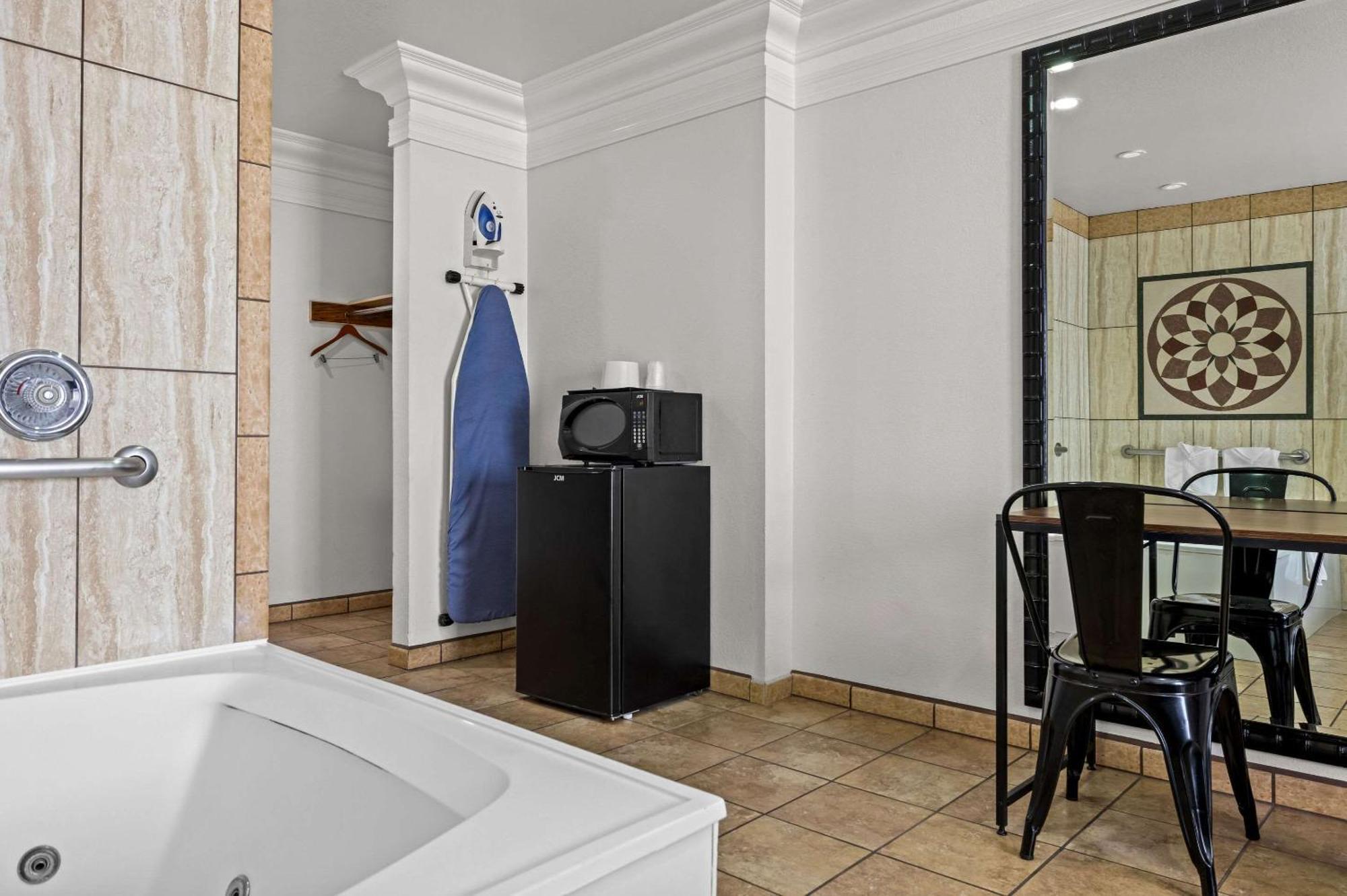 King Suite - Non Smoking,1649022454:JPEG