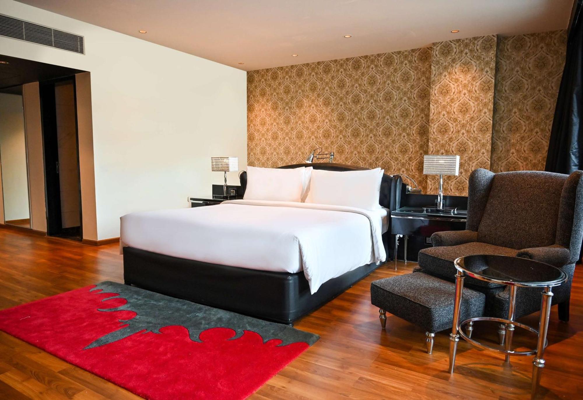 Junior Suite Room with Bathtub-Buy 1 get 1 @ORO and INR 1000 Credit Voucher