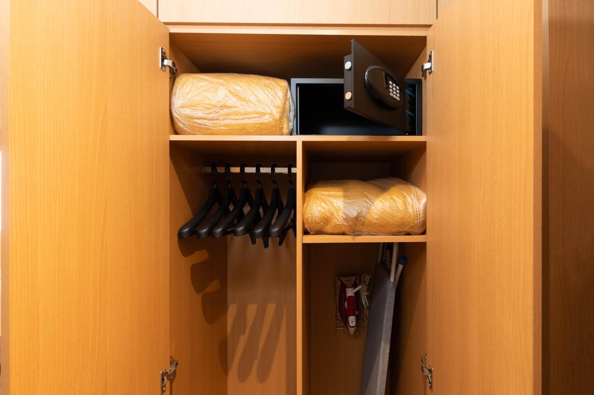 Habitación con cama extragrande.