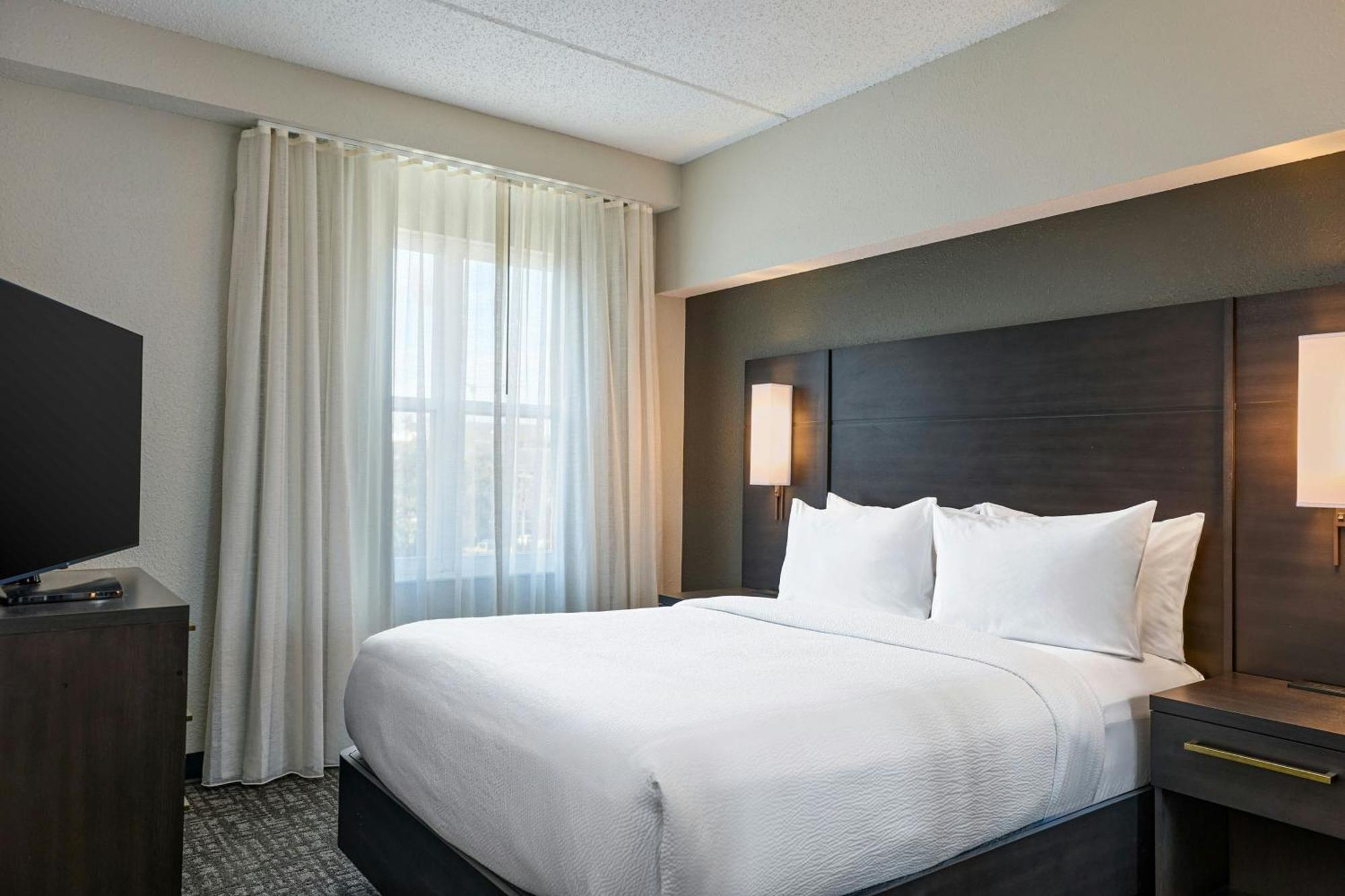 Two-Bedroom Suite One King Bed One Queen Bed Hearing Accessible,1669825507:JPEG
