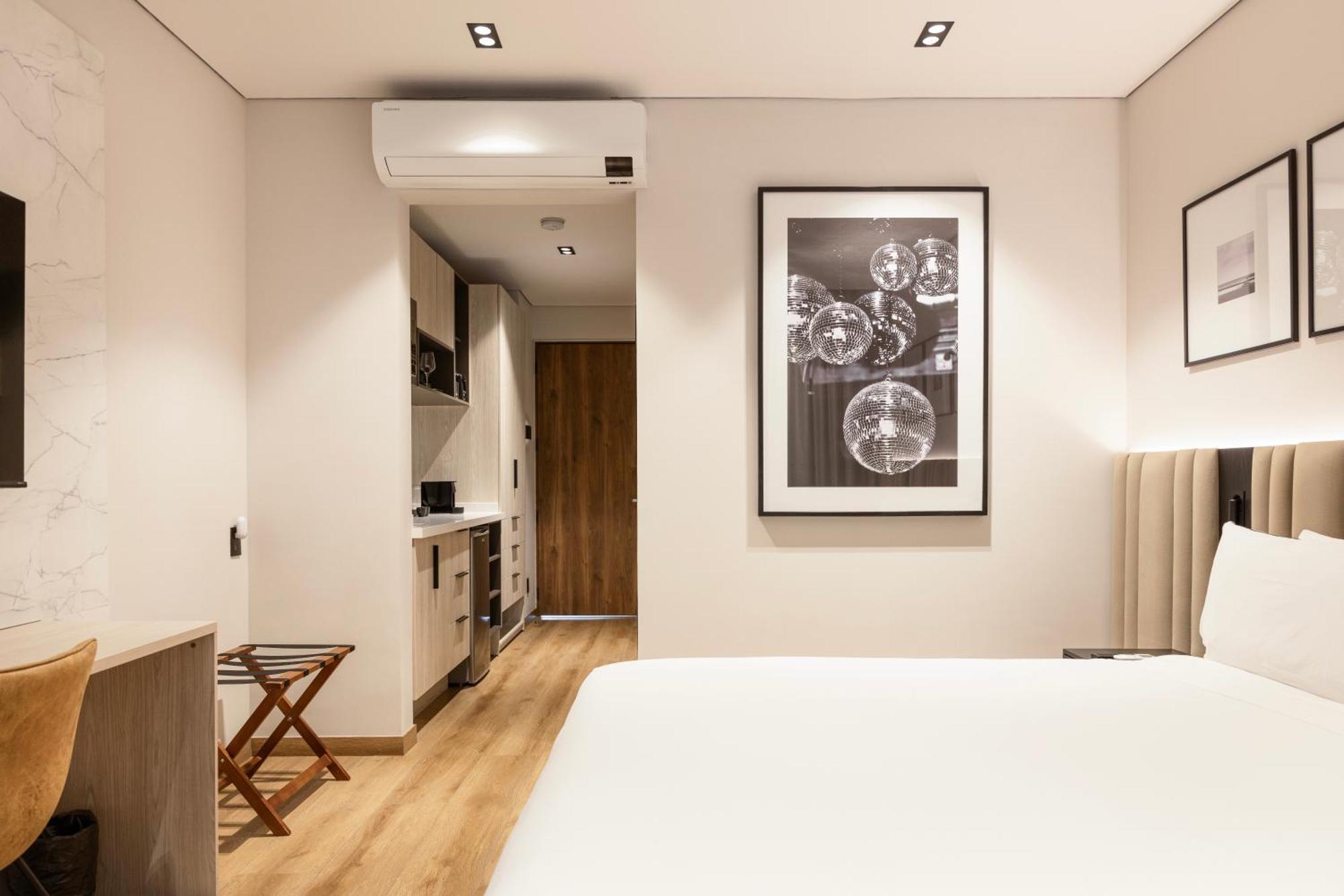 Habitación con cama extragrande y balcón