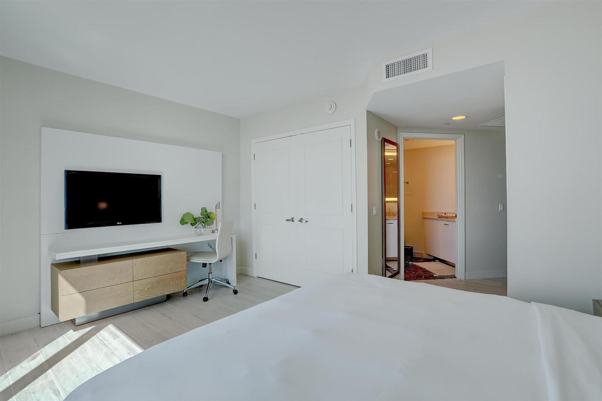 Habitación con cama extragrande y vistas al mar