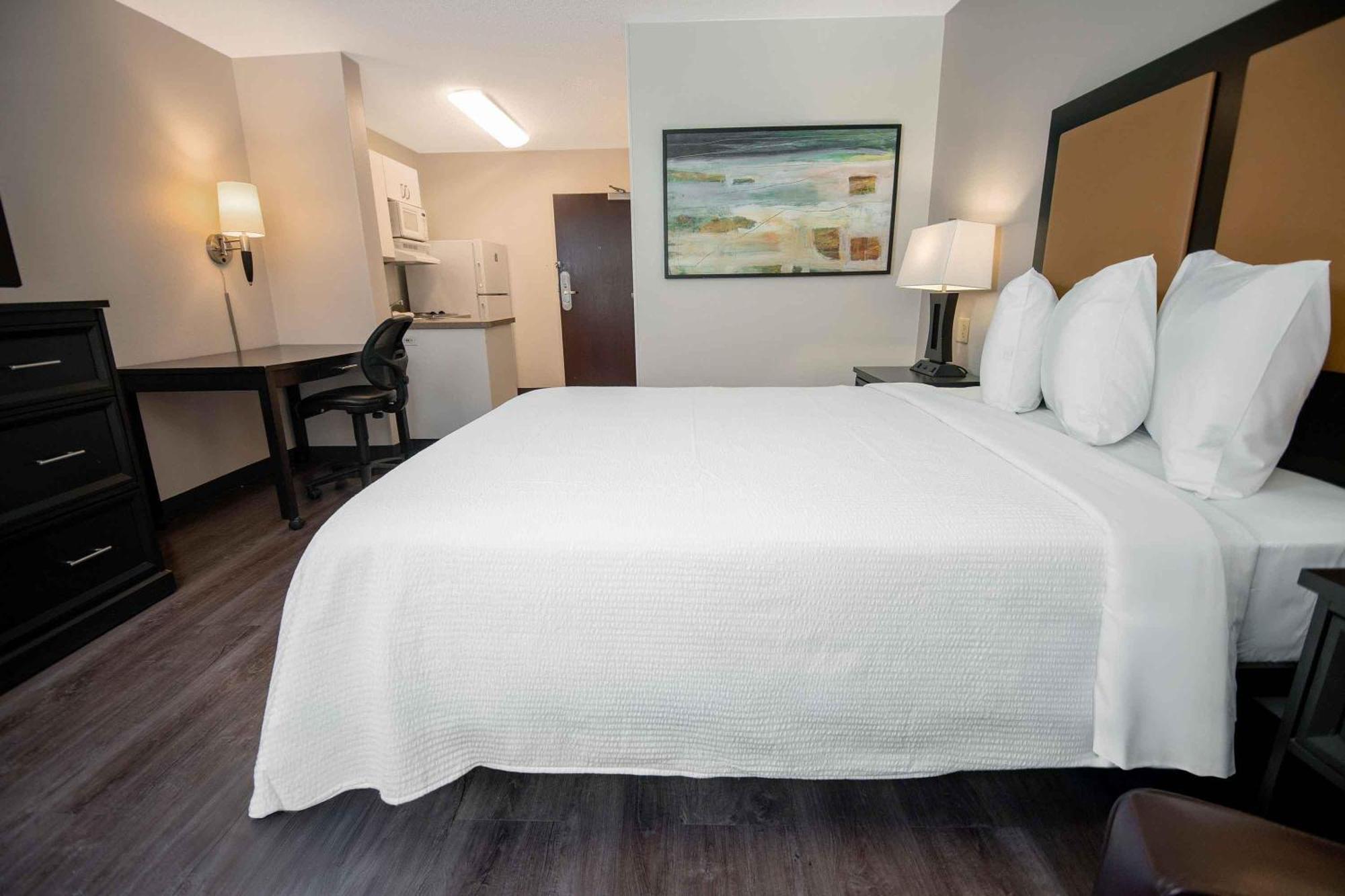 Deluxe Studio 1 Queen Bed Non-Smoking