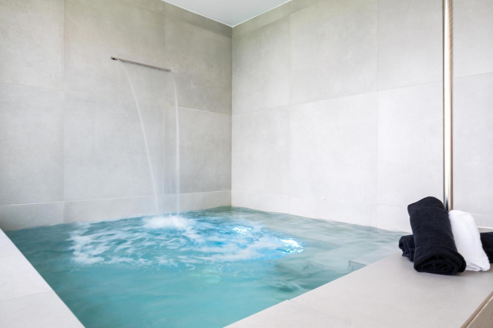 Suite avec Piscine Privée - Vue Frontale sur Mer
