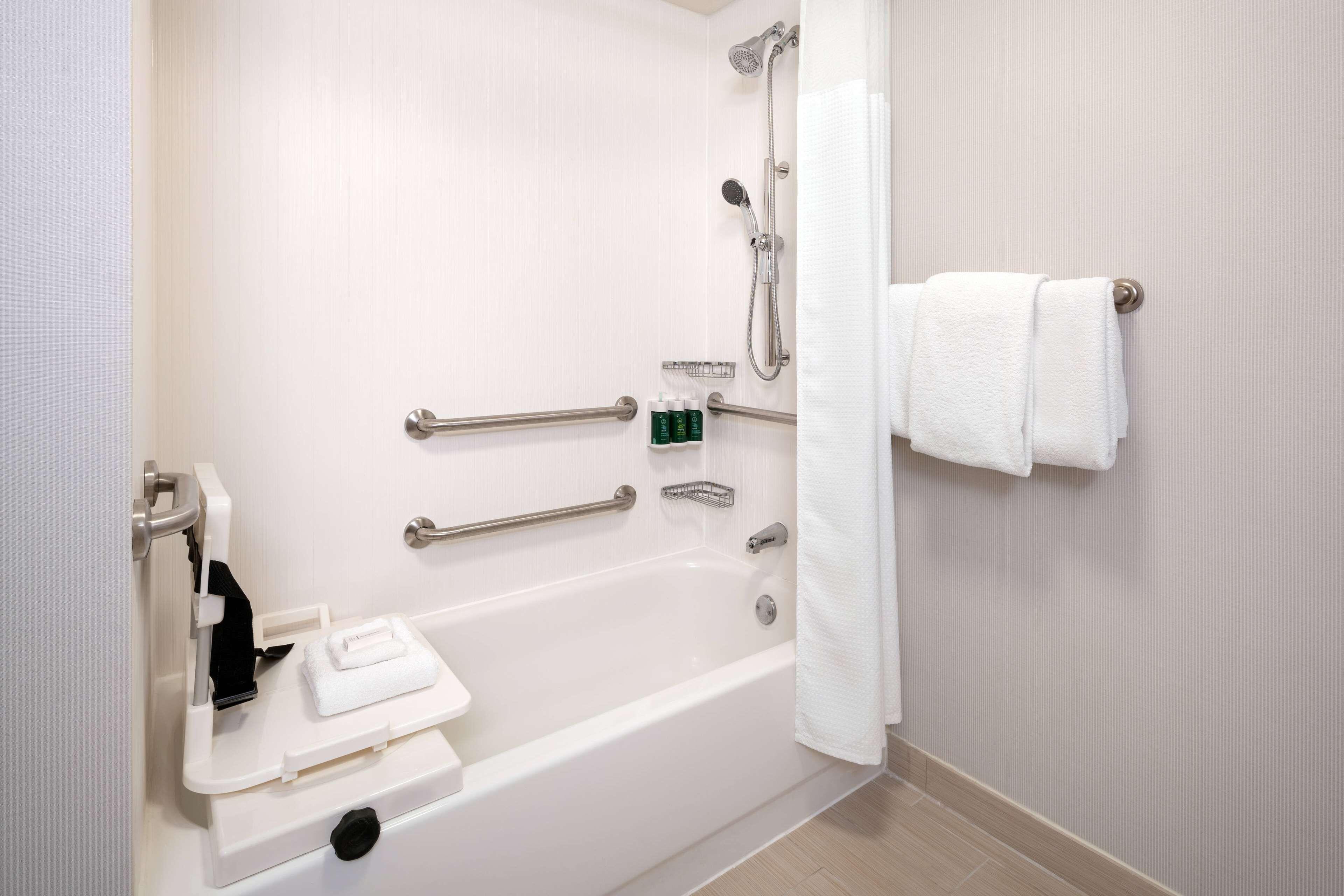 Mobility or Hearing Accessible One-Bedroom King Suite Tub,1207381078:JPEG