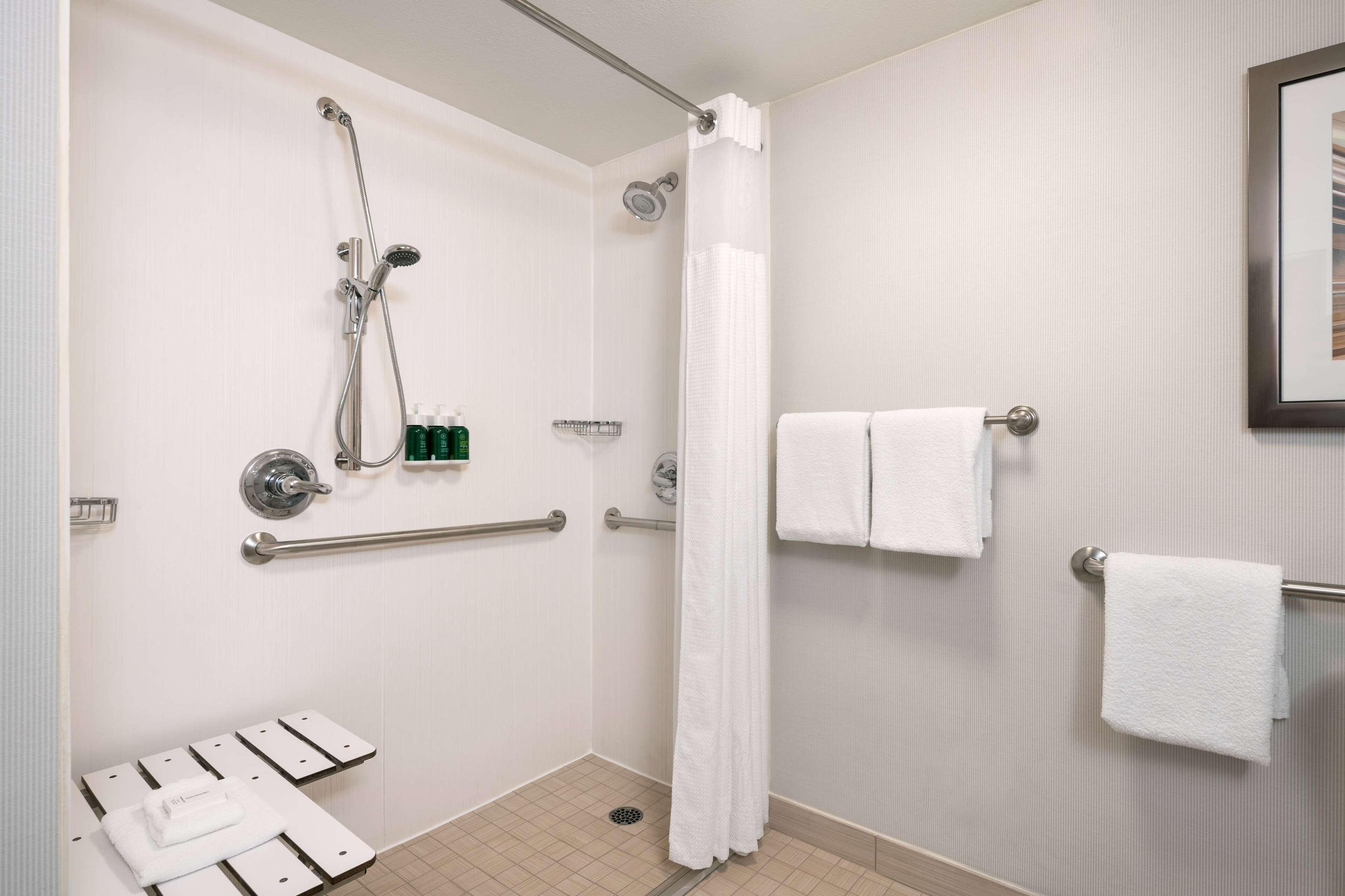 Mobility or Hearing Accessible King Room Tub,1207375870:JPEG