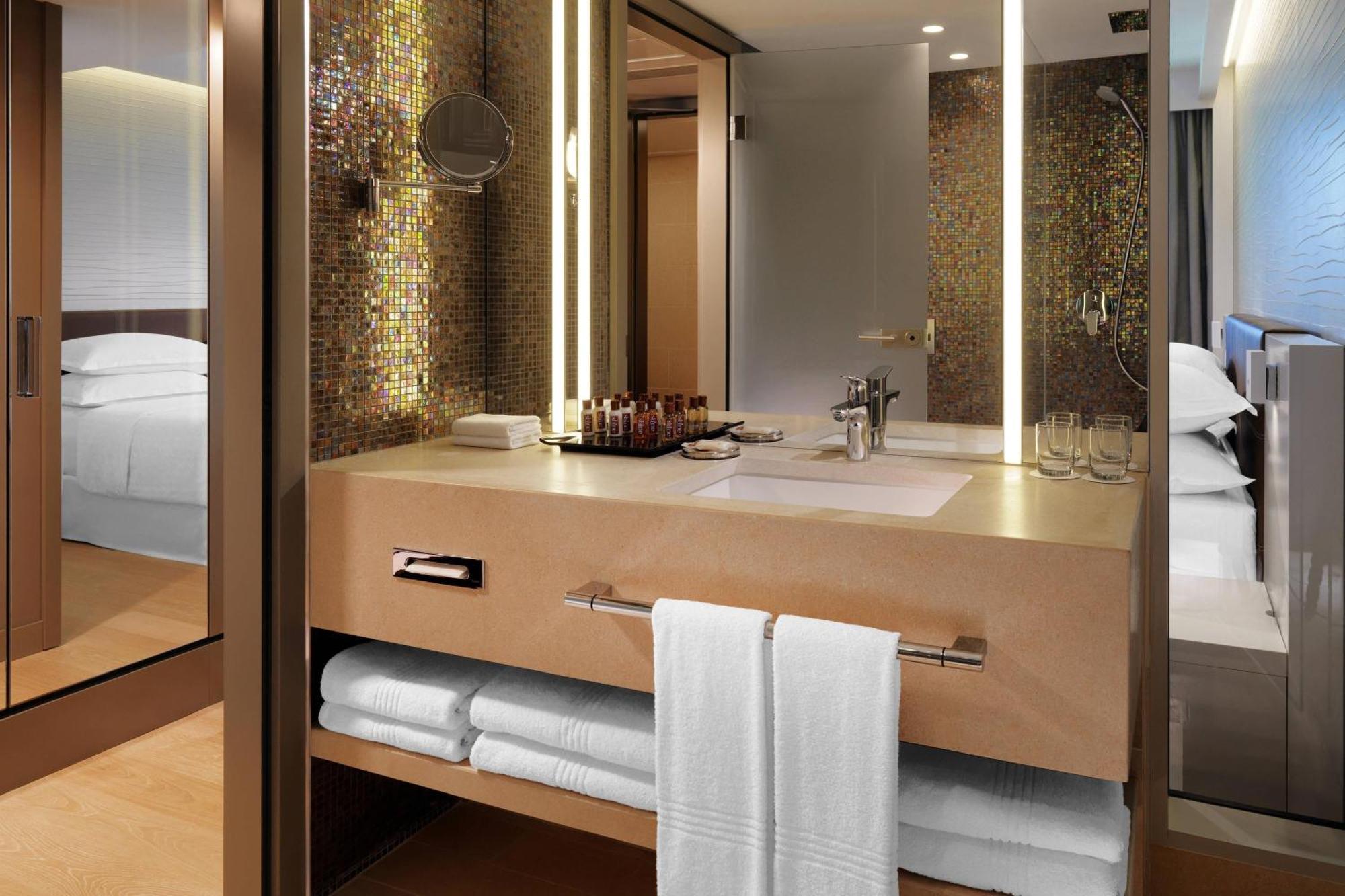 Premium Twin Room Sea View Mid Floor