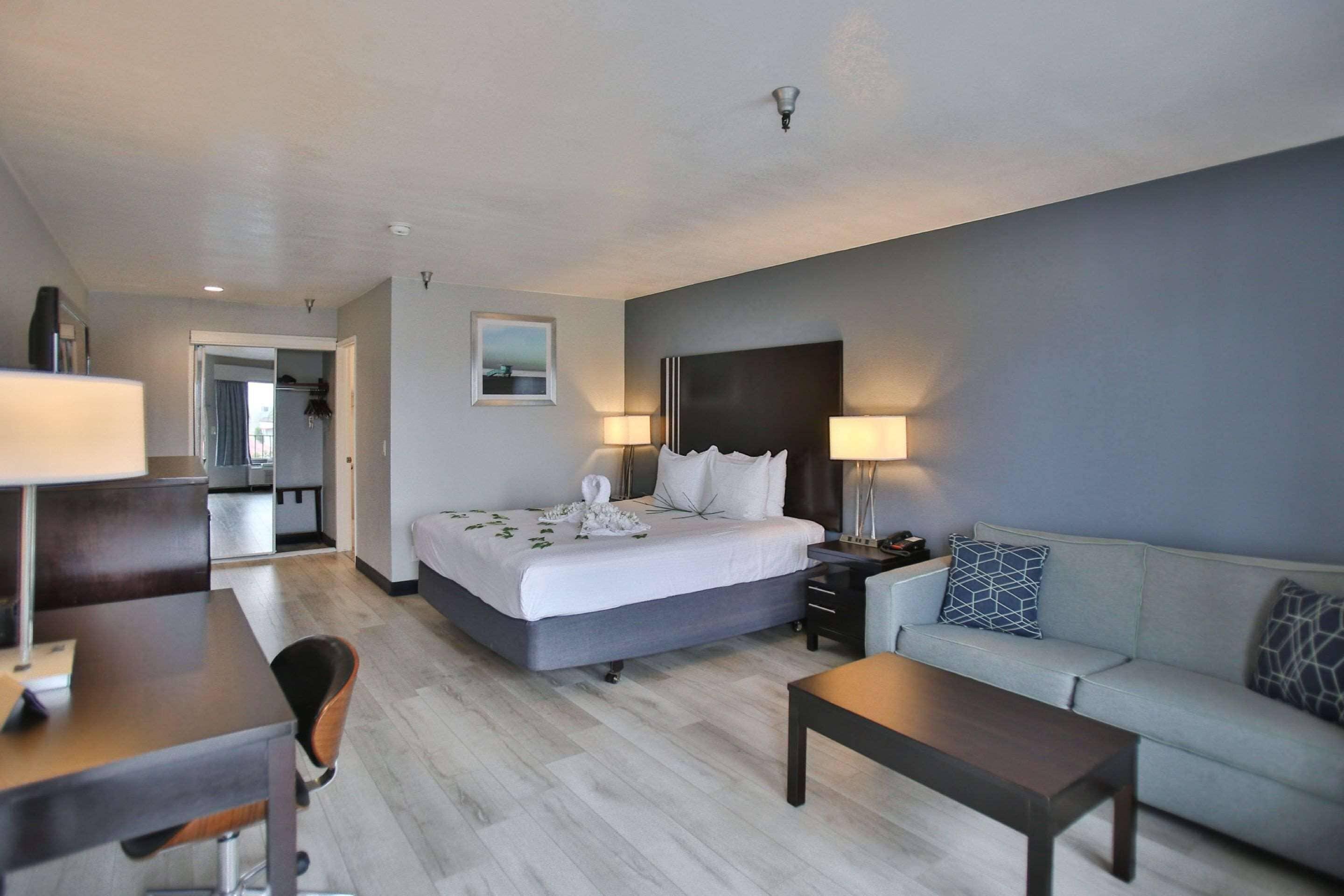 King Suite - Non-Smoking