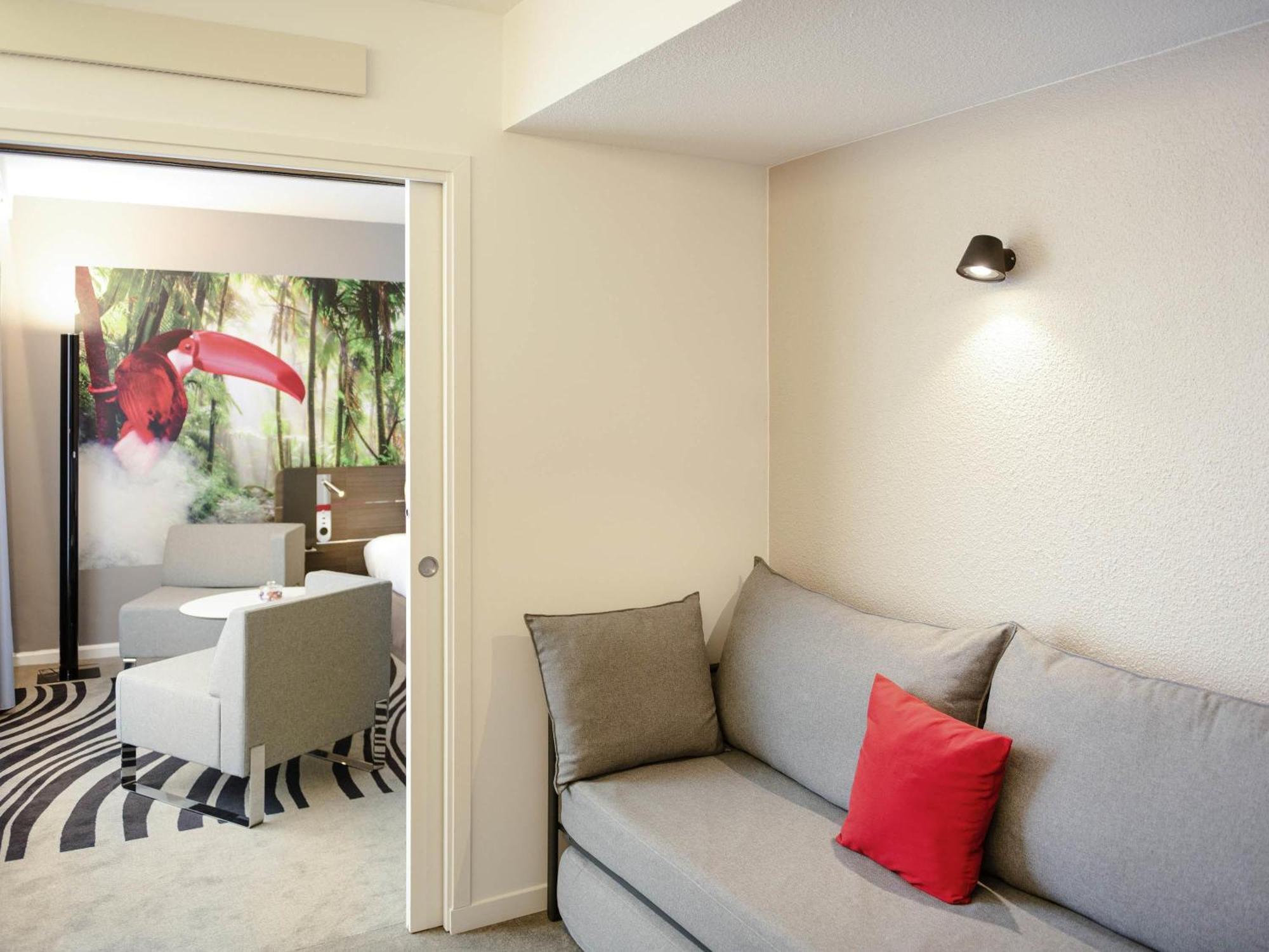 Suite con 1 cama doble y 1 sofá cama