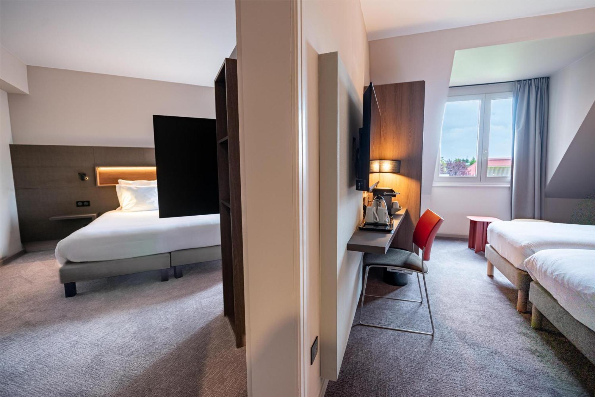 Family Room One Queen Bed Two Single Beds Non-Smoking