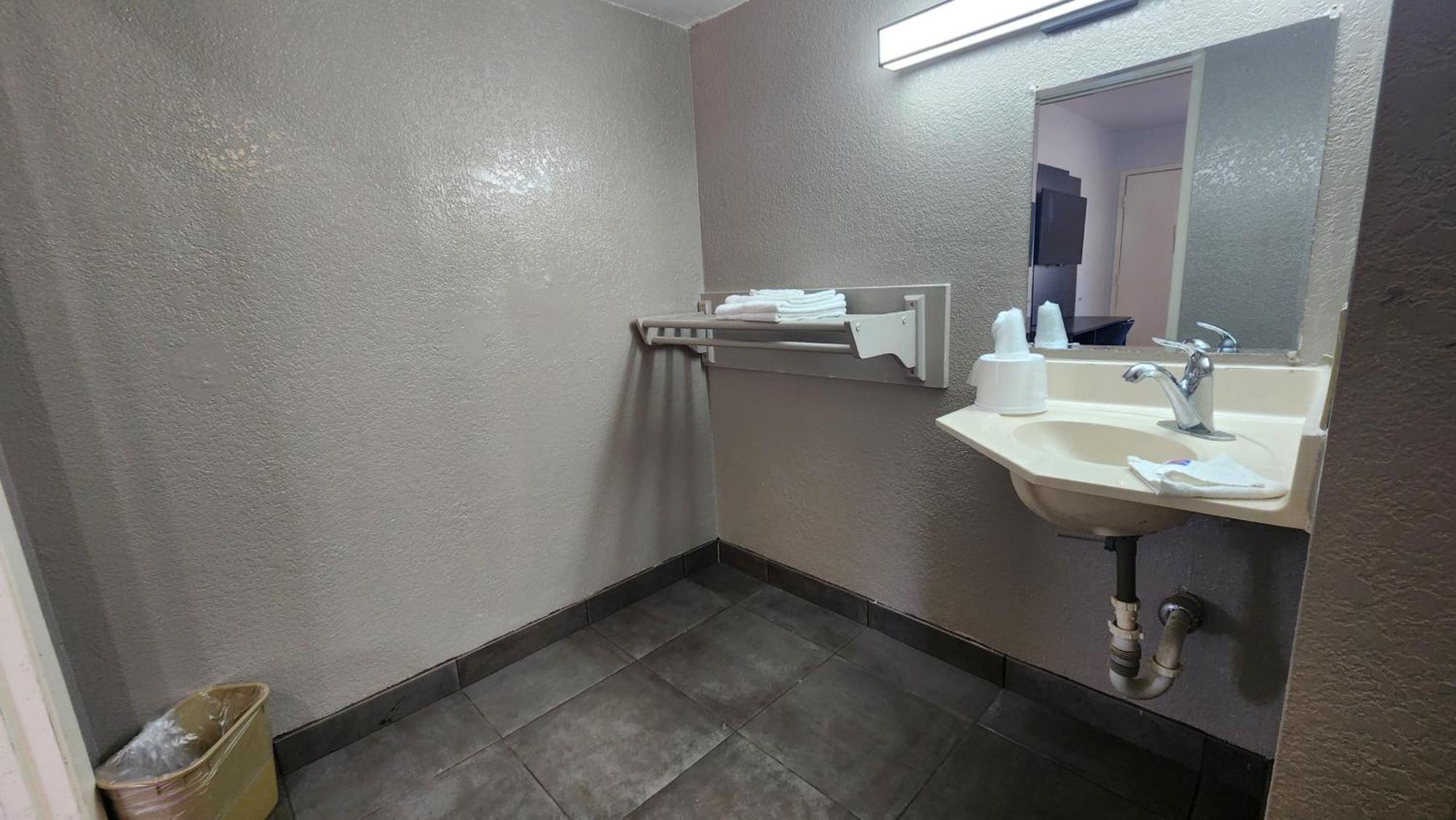 Queen Room Disability Access Smoking