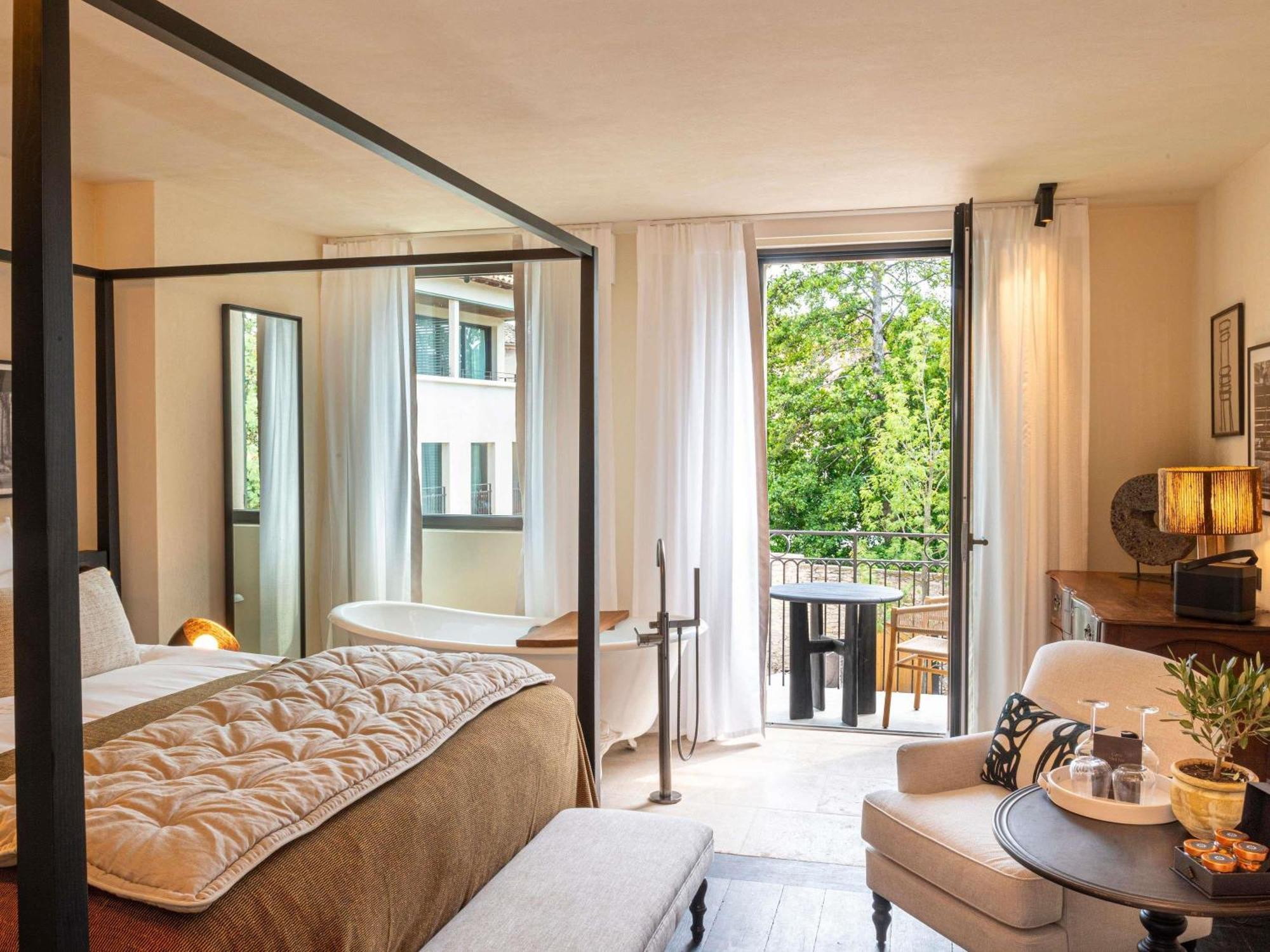 Suite Junior King-size avec Balcon et Vue sur la Piscine