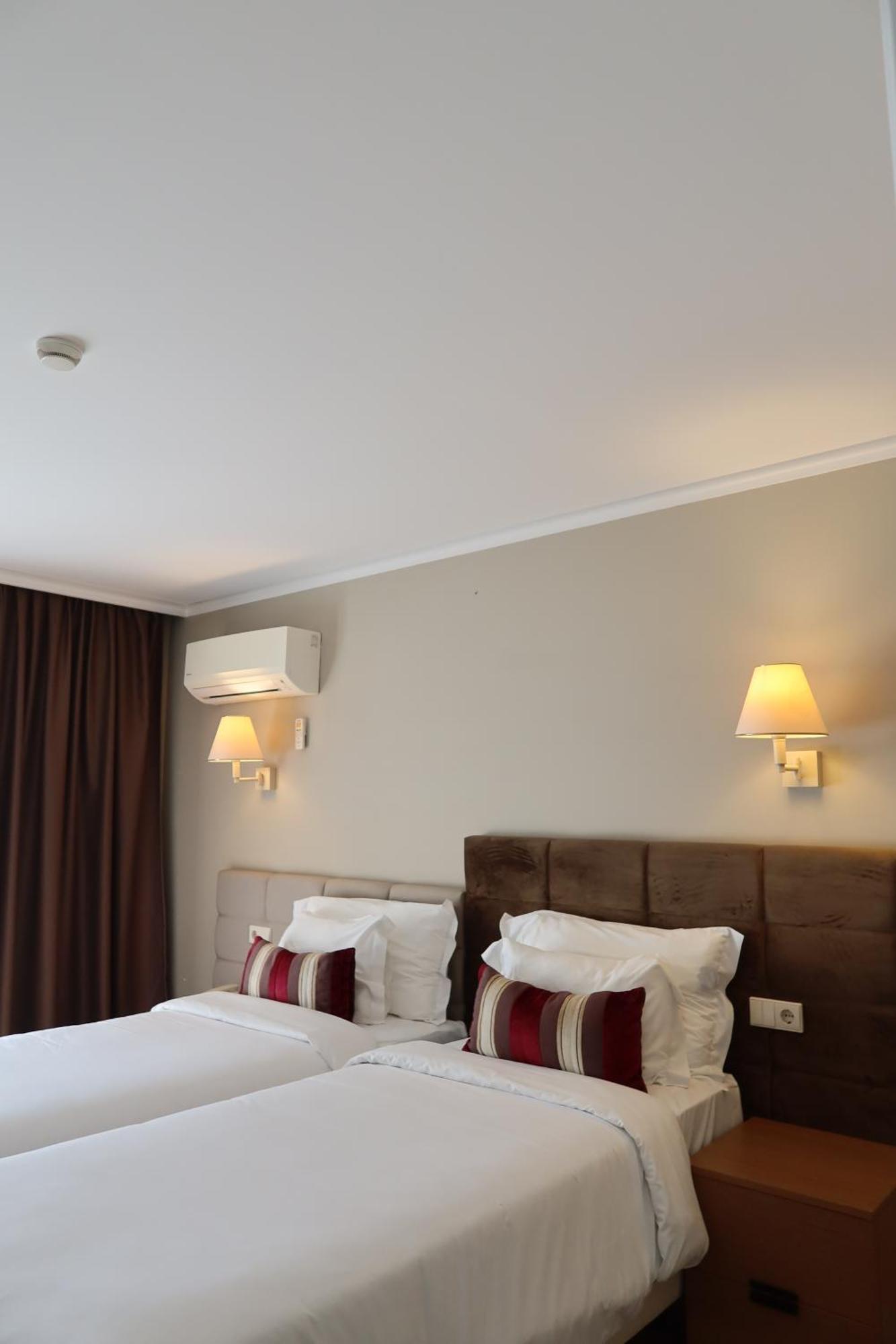 Tweepersoonskamer met 1 of 2 Bedden en Uitzicht op het Zwembad
