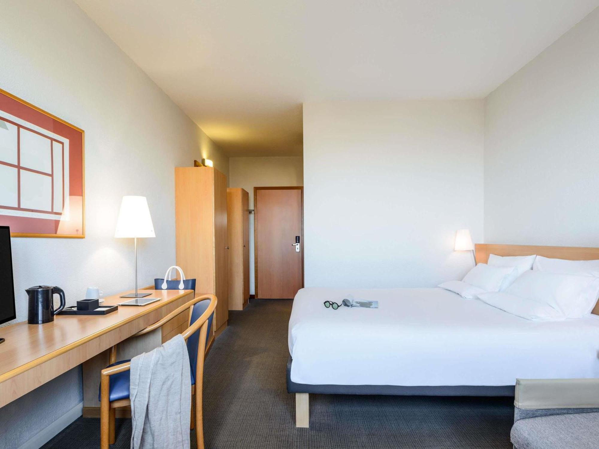 Habitación Estándar con cama extragrande y sofá