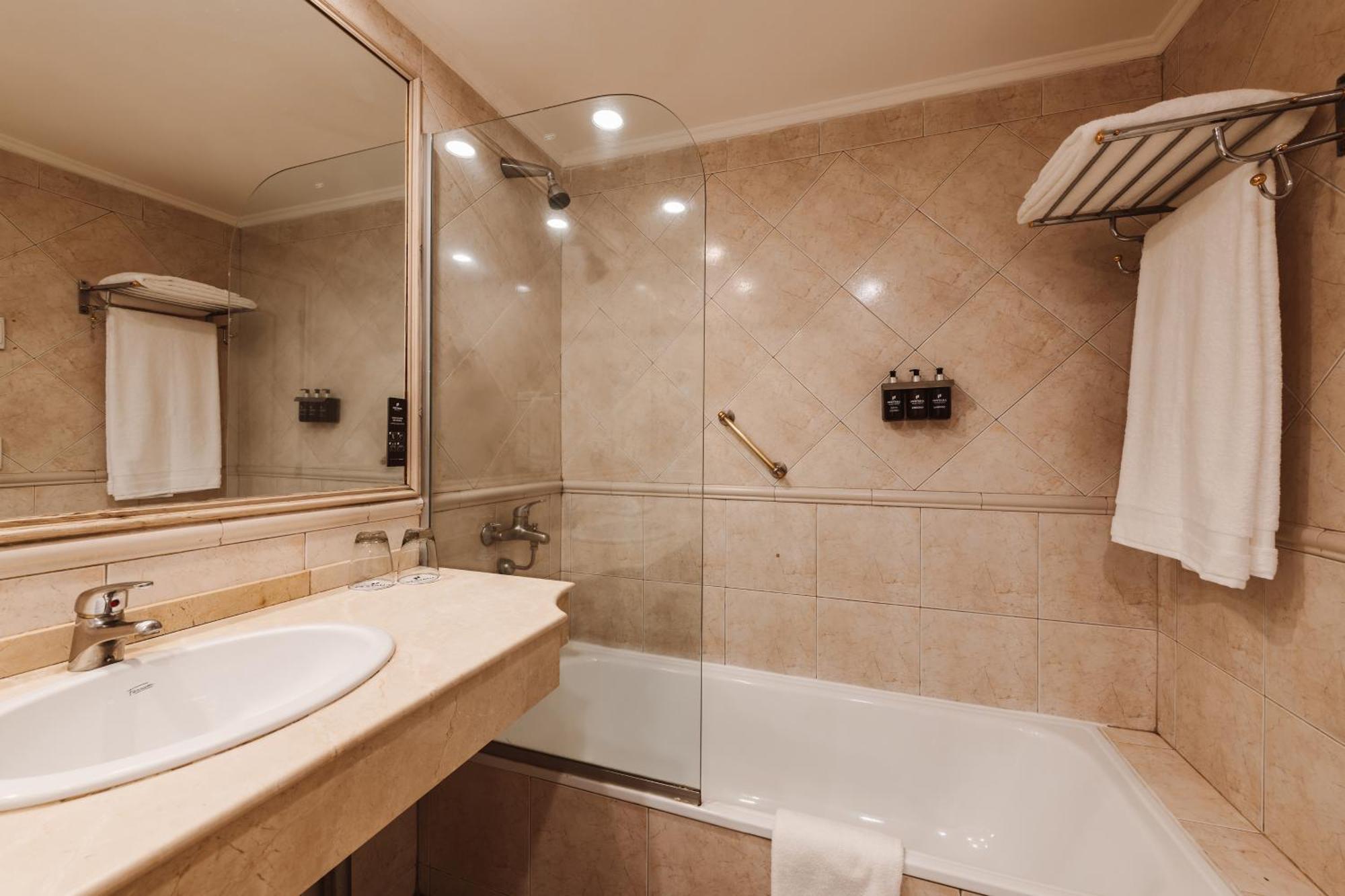 Habitación estándar con vistas a la avenida y cama grande