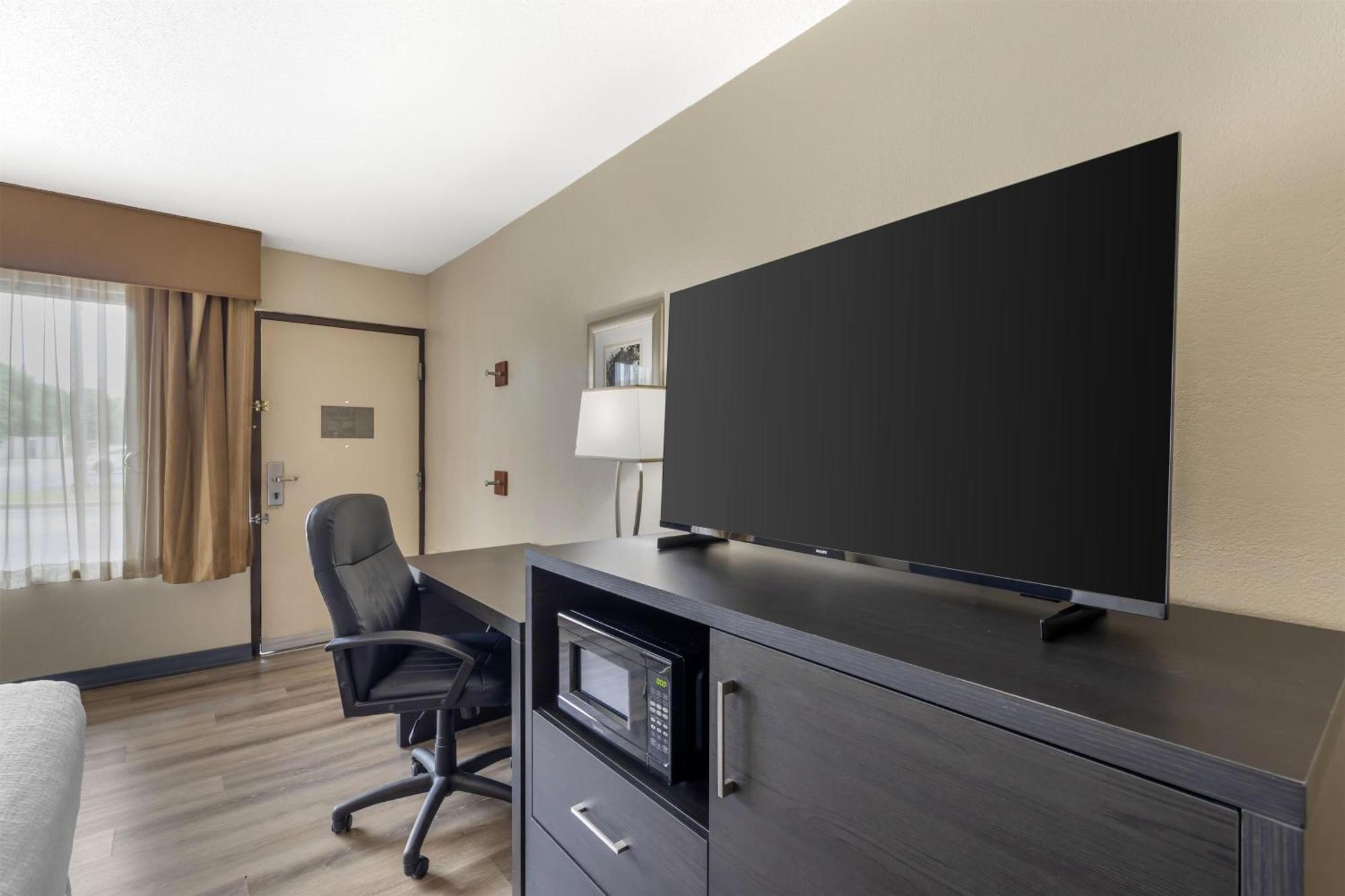 King Room with Roll-In Shower - Mobility Accessible
