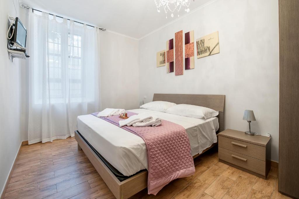 King Room with Sofa Bed and Roll-In Shower - Disability Access