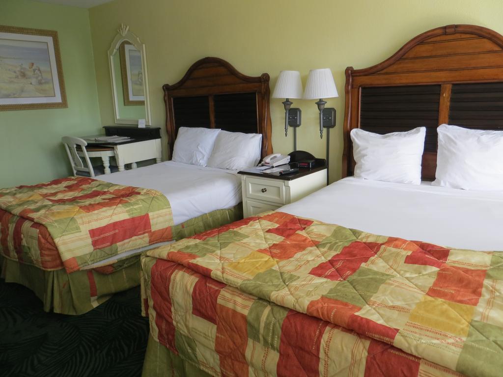 Double Room with Two Double Beds - Parking Lot View