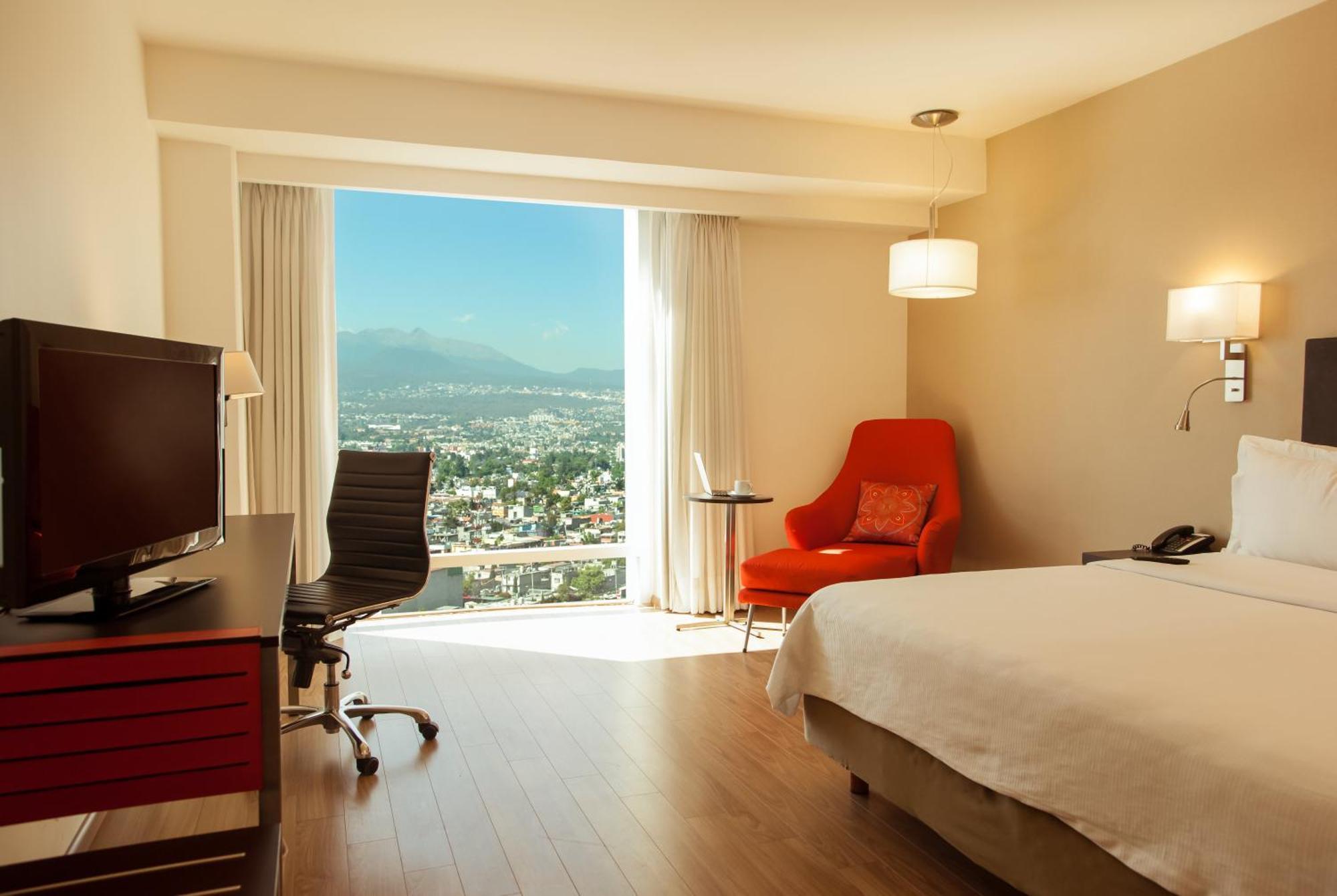 Habitación con cama extragrande.