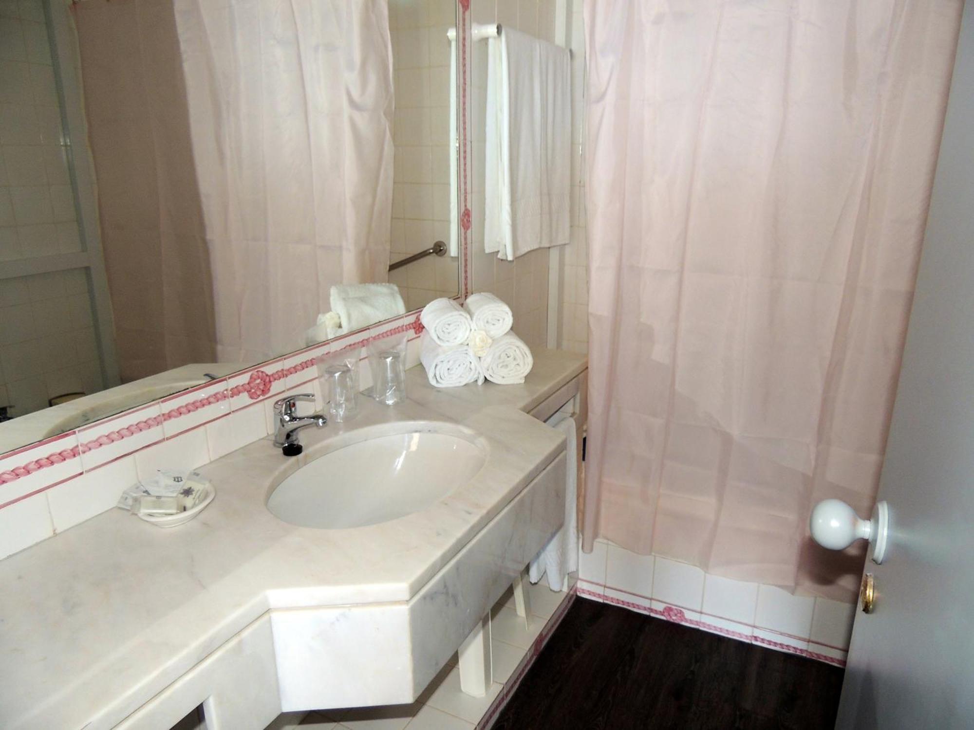 Apartamento de 2 Quartos com Vista Frontal do Mar