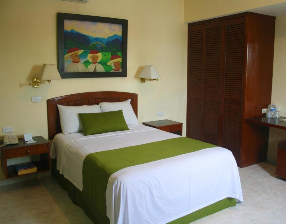 Room with One Double Bed,1208236630:JPEG