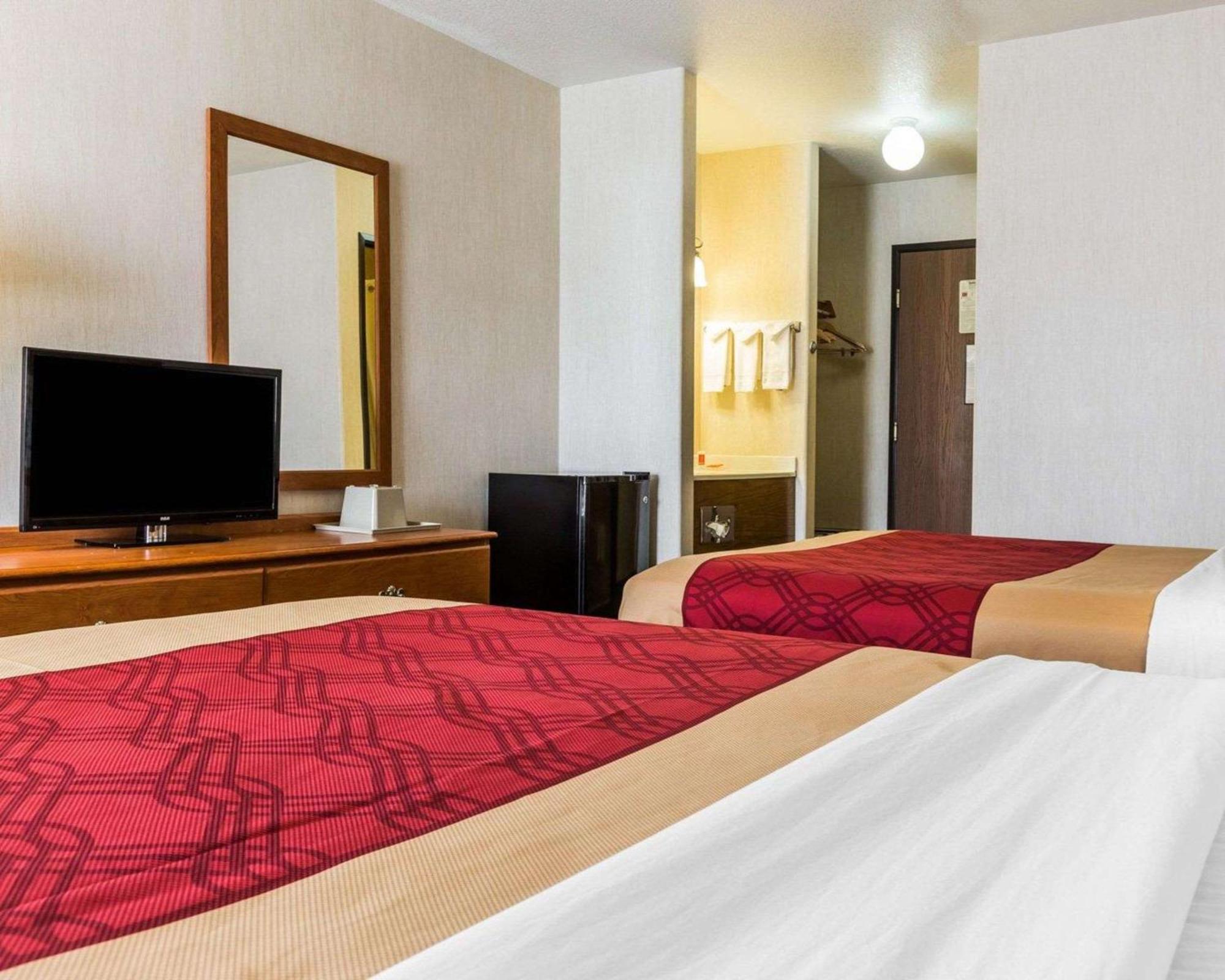 Queen Room with Two Queen Beds - Non-Smoking,553125285:JPEG