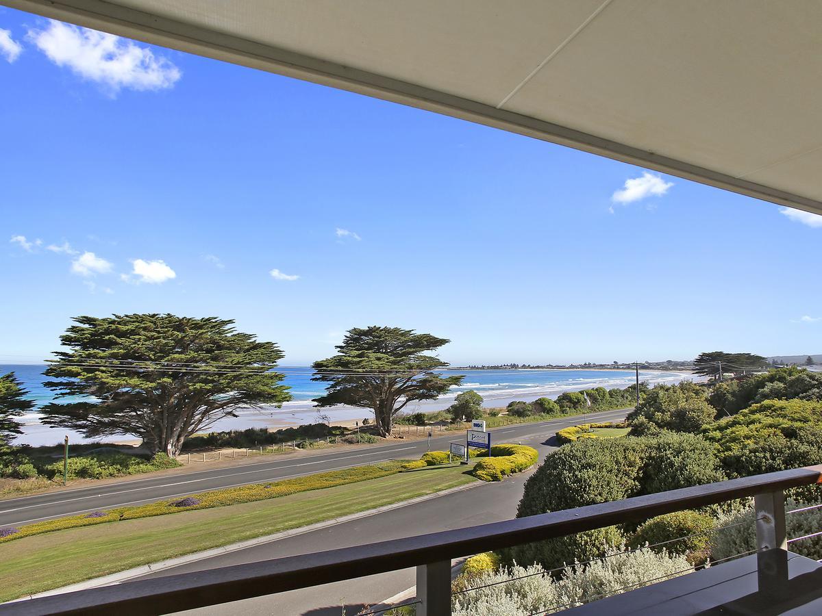 Two-Bedroom Cabin with Spa Bath and Ocean View (5 Guests)