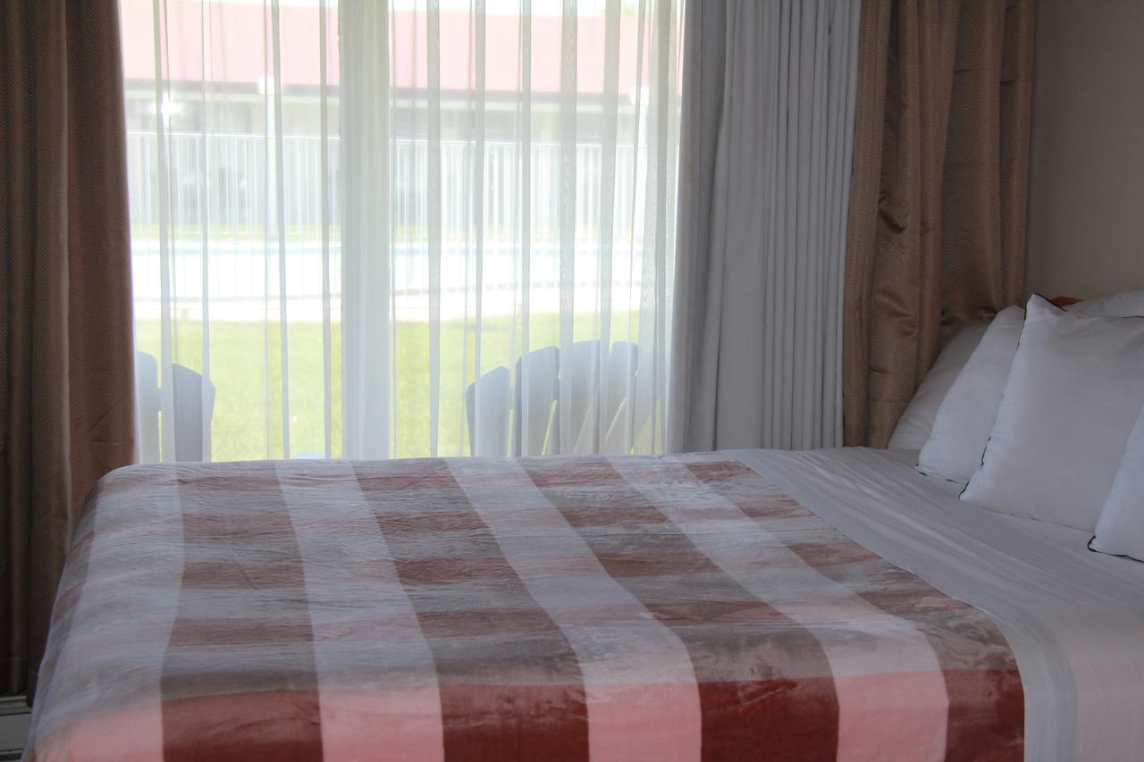 Classic Queen Room with Wood Floor,1121536449:JPEG