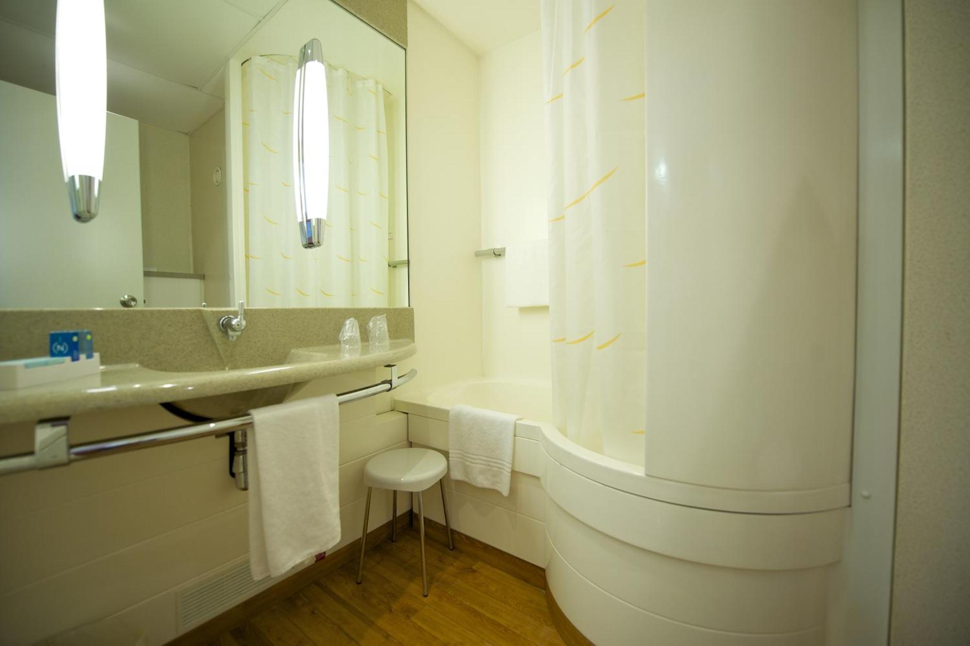 Habitación Doble Estándar con cama grande y sofá cama
