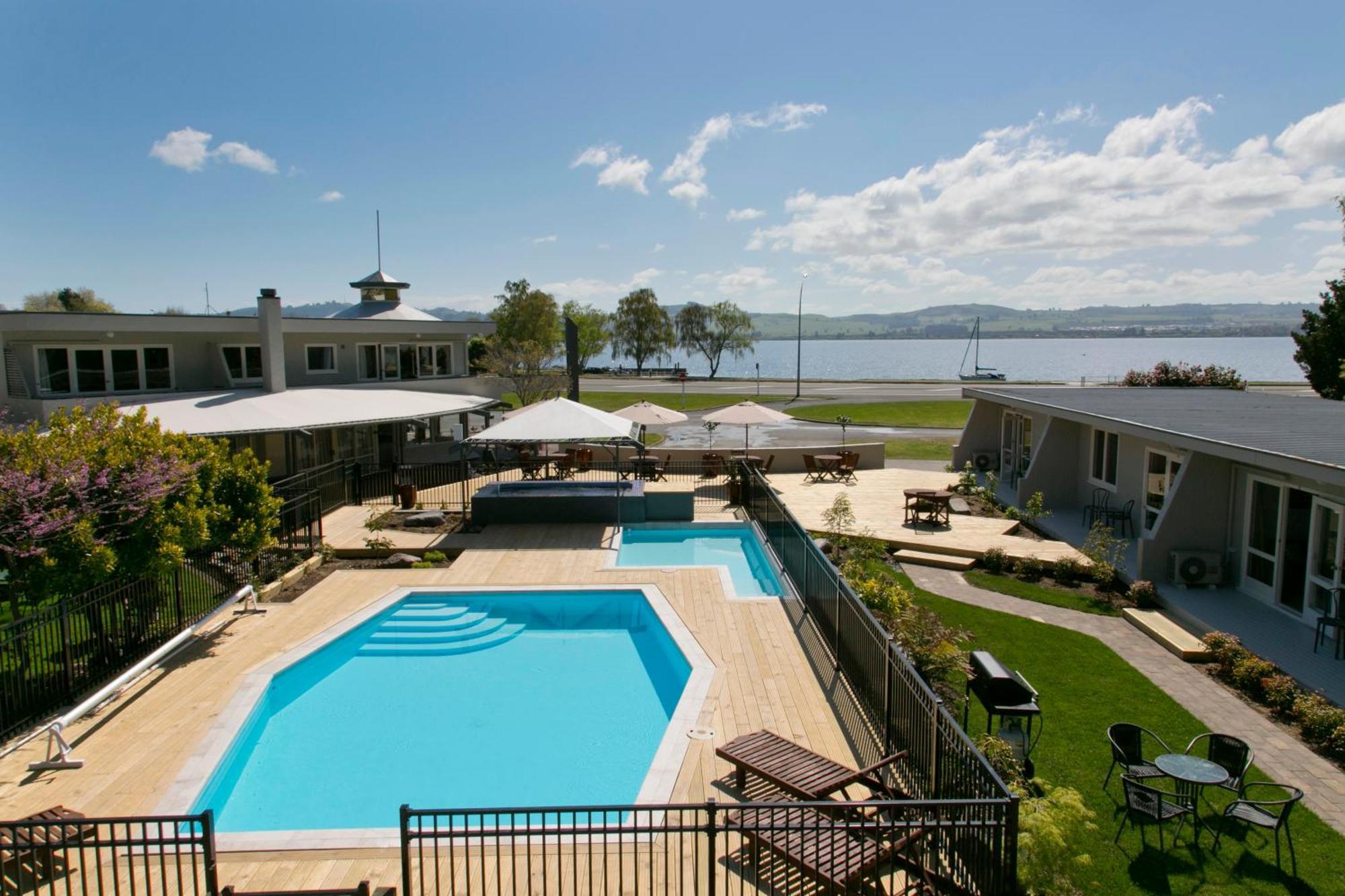 One-Bedroom Apartment with Lake View