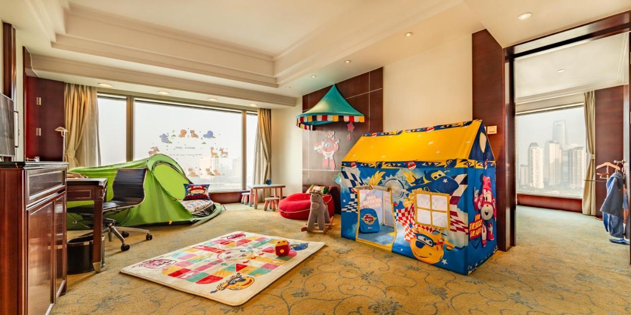 Suite con decoración temática de Super Wing