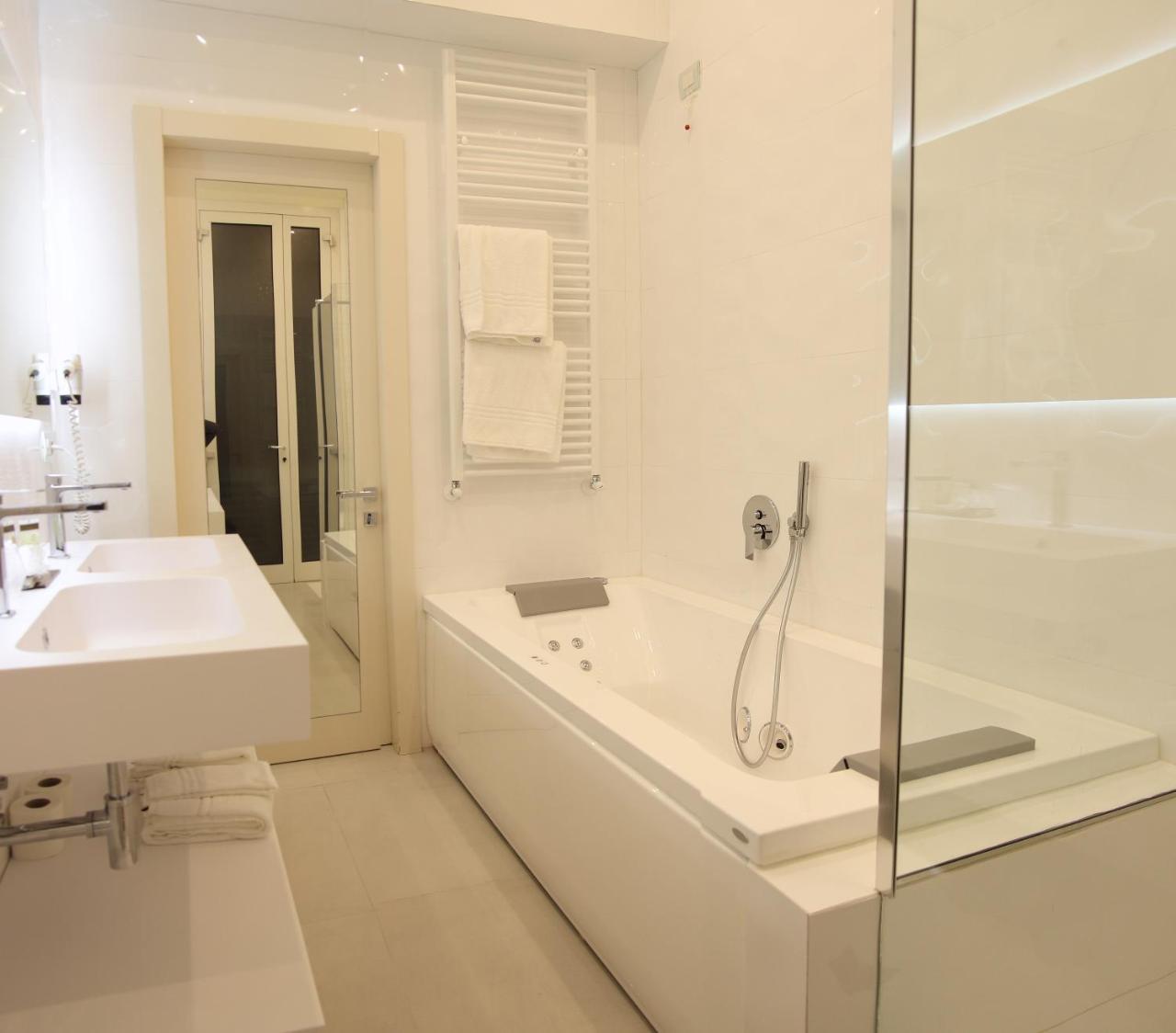 Junior Suite with Spa Bath,685662660:JPEG
