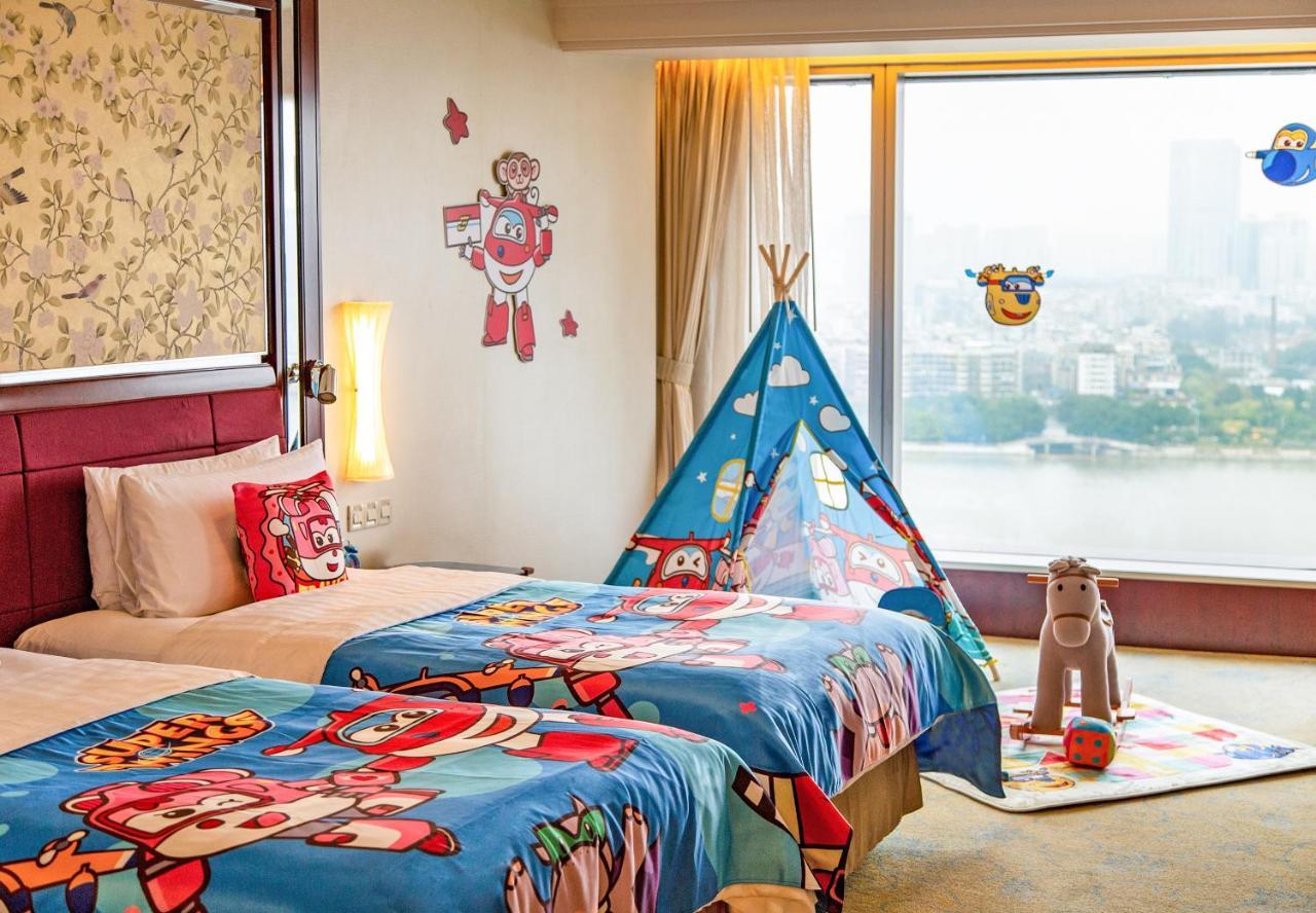 Habitación con decoración temática de Super Wing y vistas al río