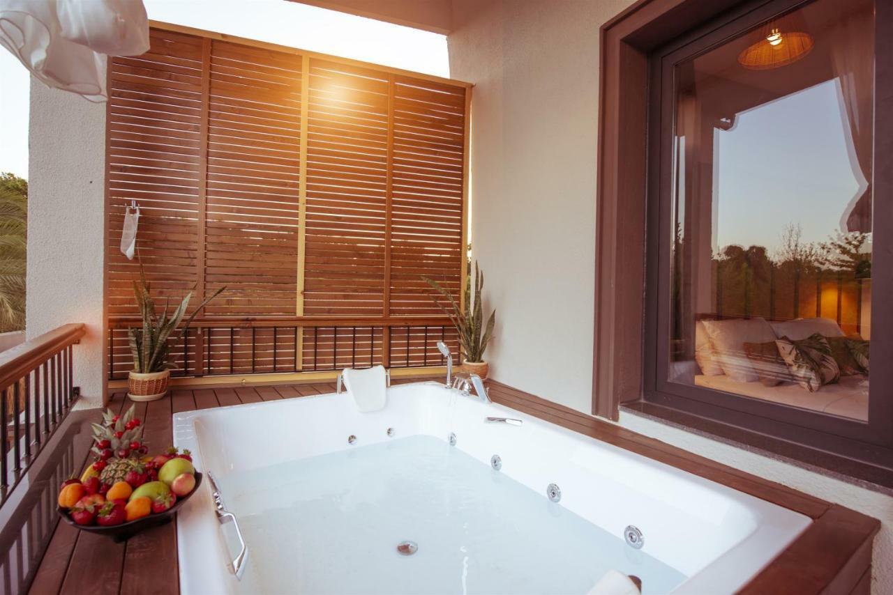 Deluxe Kamer met Bubbelbad en Uitzicht op het Zwembad